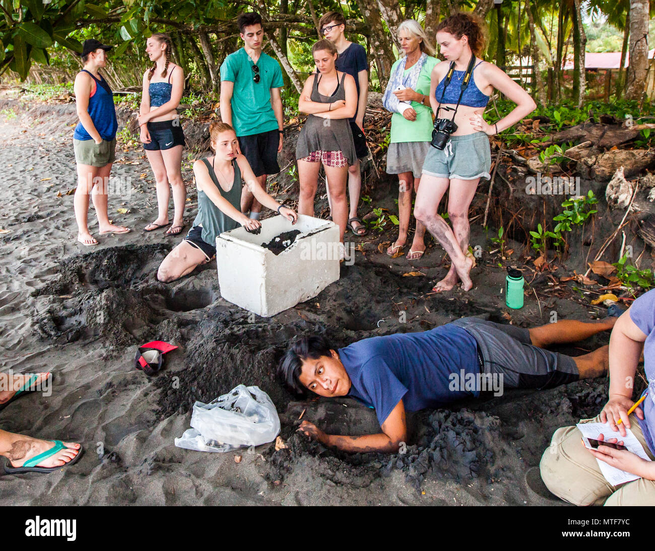 Vortrag und Demonstration am Strand. Biosphäre Citizen Science Projekt für Meeresschildkröten Schutz in Costa Rica Stockfoto