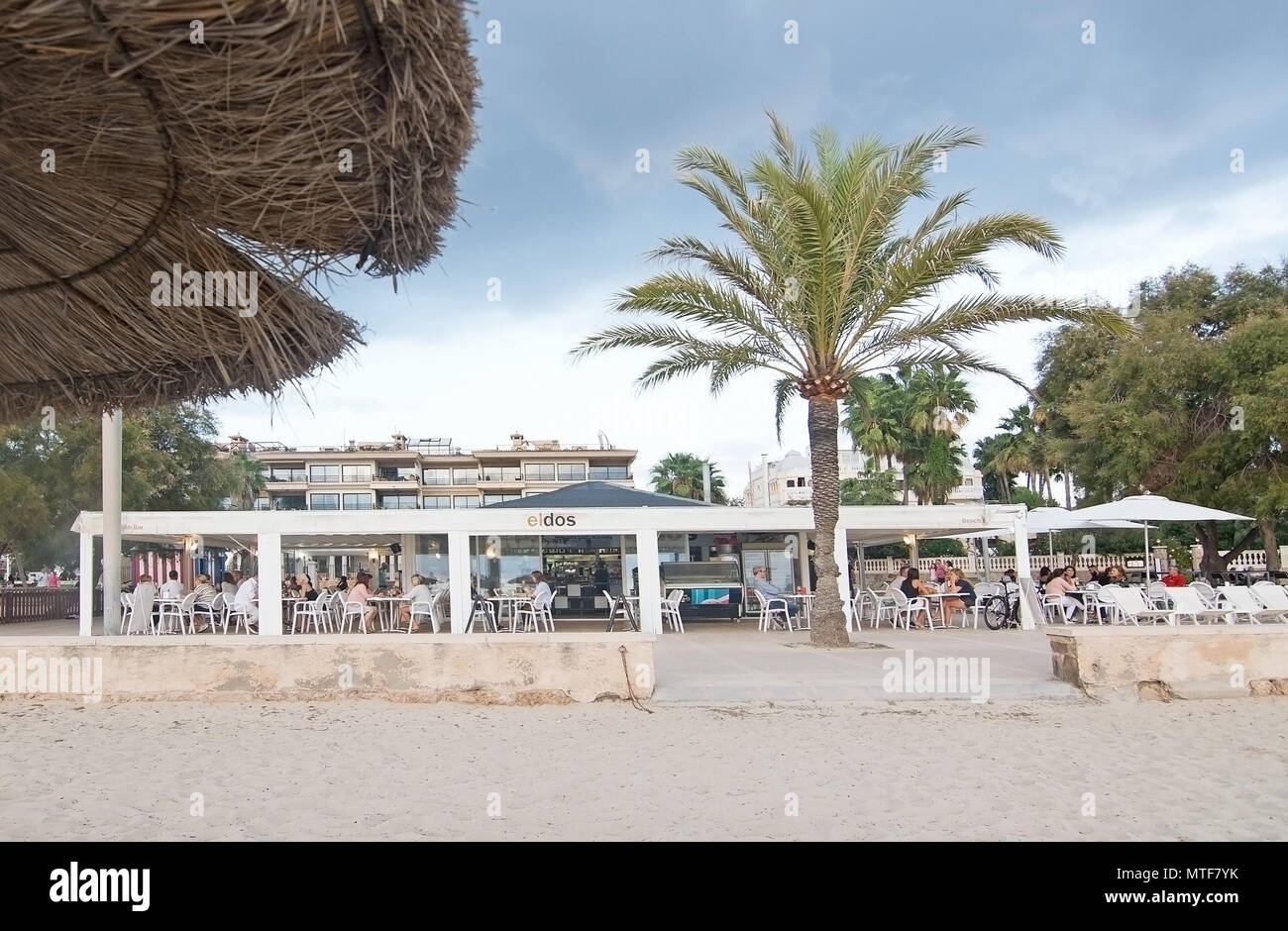 MALLORCA, Balearen, SPANIEN - 22. SEPTEMBER 2017: Eldos Beach bar vom Strand am 22. September 2017 auf Mallorca, Balearen, Spanien. Stockfoto