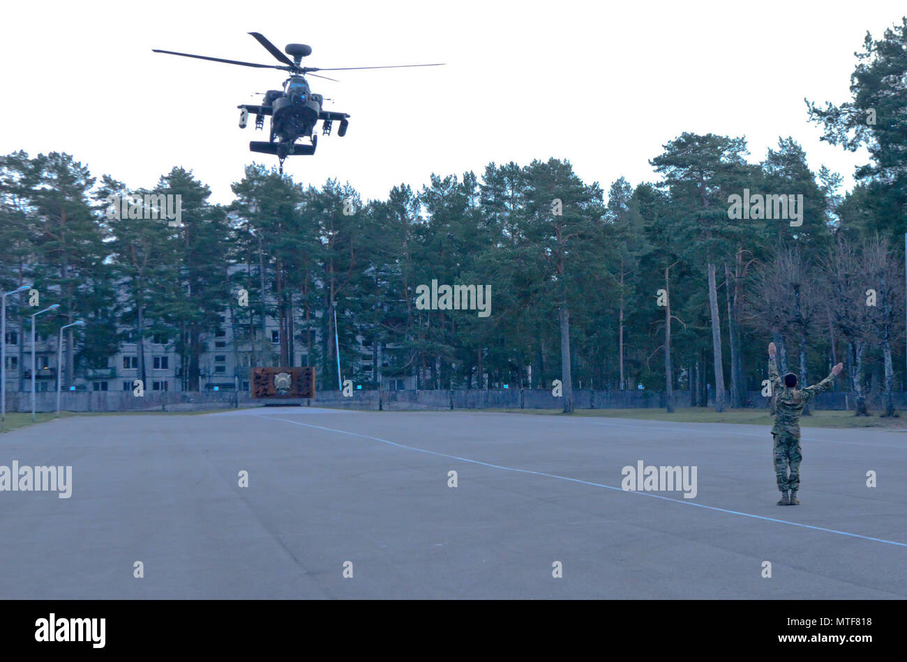 ADAZI, Lettland - Soldaten aus Unternehmen C, 1.BATAILLON, 501St Aviation Regiment, 1. Panzerdivision aus Fort Bliss, Texas zu Task Force Falcon angebracht, Land ihre AH-64D Apache Kampfhubschrauber bei der Parade Feld auf ādaži Militärbasis im Betrieb Sommer Schild als Teil der Operation "Atlantic lösen, 24. April 2017. Im Rahmen der Operation Sommer Schild die Piloten und Crew unterrichtete den Gemischten Endgerät angreifen Controller (Jtac) Besatzungen stationiert am Ādaži Militärbasis, die von der U.S. Army und Air Force bestand sowie die lettische Armee, über die Möglichkeiten, die der Apache Angriff helicop Stockfoto