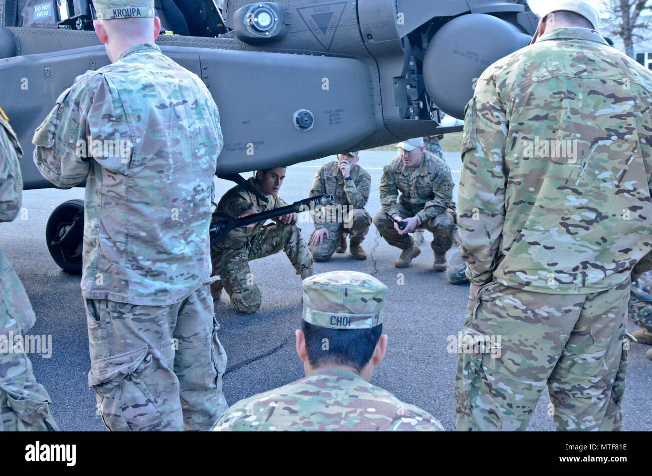 ADAZI, Lettland - Soldaten aus Unternehmen C, 1.BATAILLON, 501St Aviation Regiment, 1. Panzerdivision aus Fort Bliss, Texas zu Task Force Falcon angebracht, Land ihre AH-64D Apache Kampfhubschrauber bei der Parade Feld auf ādaži Militärbasis im Betrieb Sommer Schild als Teil der Operation "Atlantic lösen, 24. April 2017. Im Rahmen der Operation Sommer Schild die Piloten und Crew unterrichtete den Gemischten Endgerät angreifen Controller (Jtac) Besatzungen stationiert am Ādaži Militärbasis, die von der U.S. Army und Air Force bestand sowie die lettische Armee, über die Möglichkeiten, die der Apache Angriff helicop Stockfoto