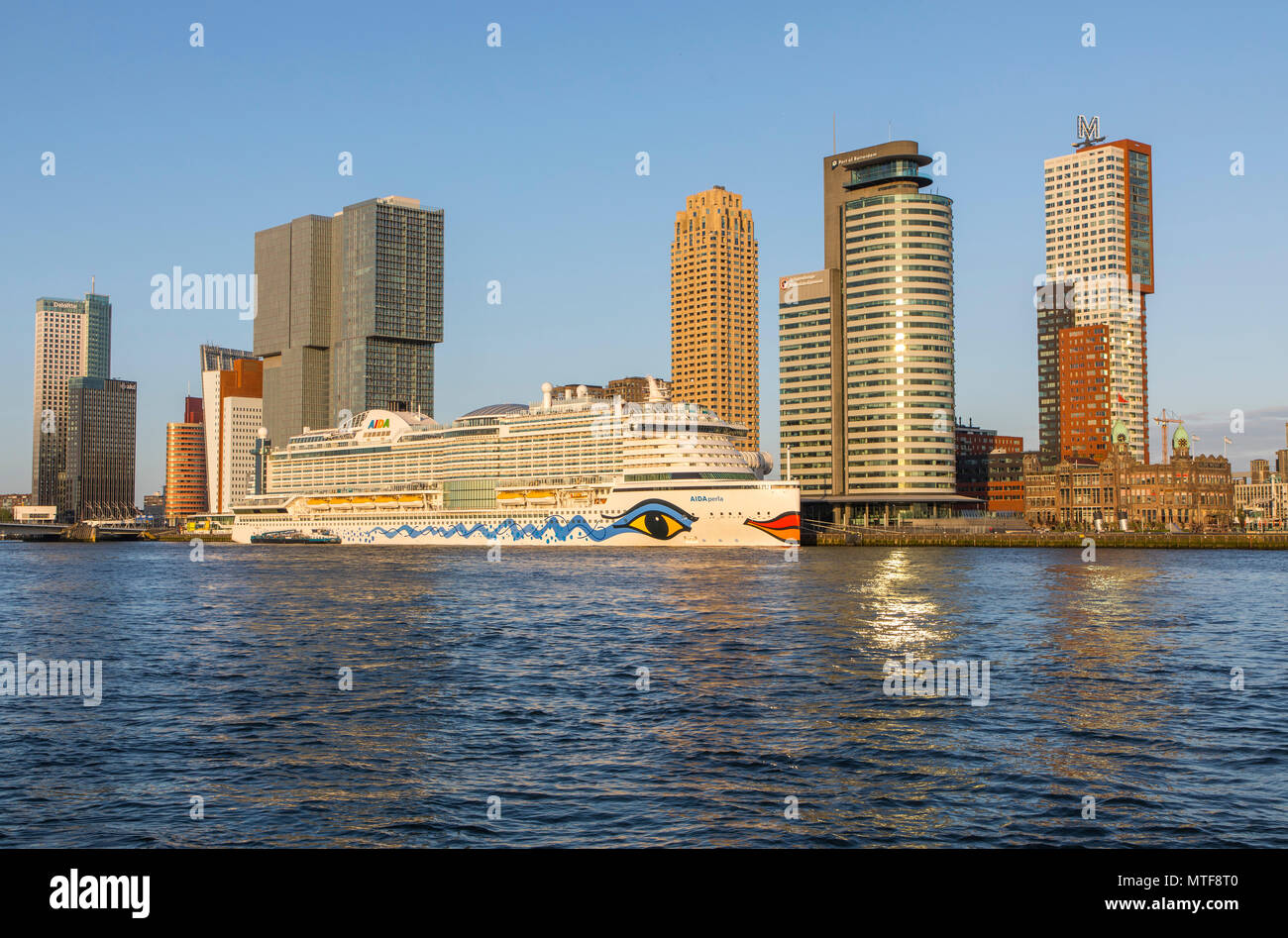 Rotterdam, Skyline auf der Nieuwe Maas, Wolkenkratzer im "Kop van Zuid" Bezirk, Kreuzfahrtschiff "Aida Perla' am Cruise Terminal, Stockfoto