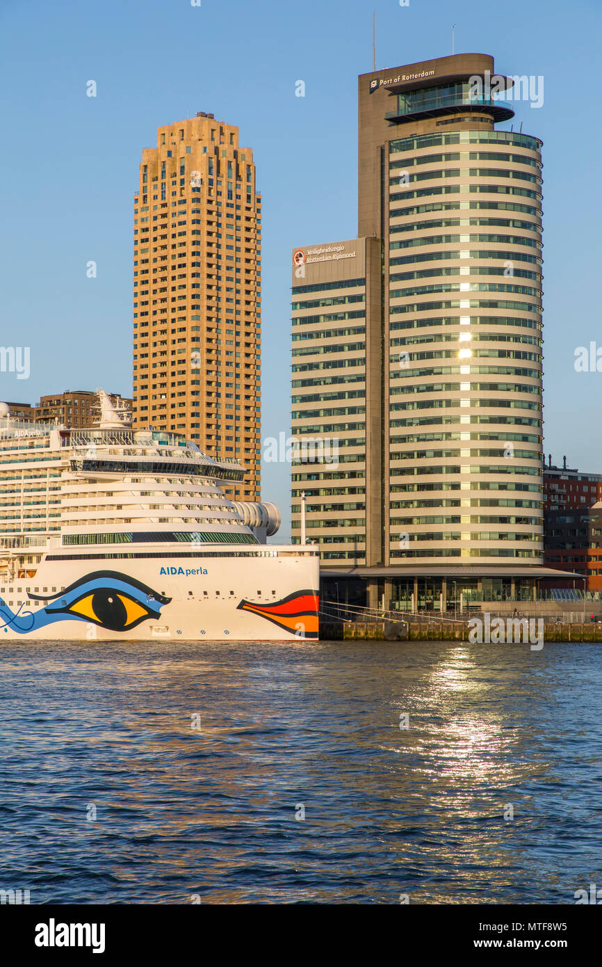 Rotterdam, Skyline auf der Nieuwe Maas, Wolkenkratzer im "Kop van Zuid" Bezirk, Kreuzfahrtschiff "Aida Perla' am Cruise Terminal, Stockfoto