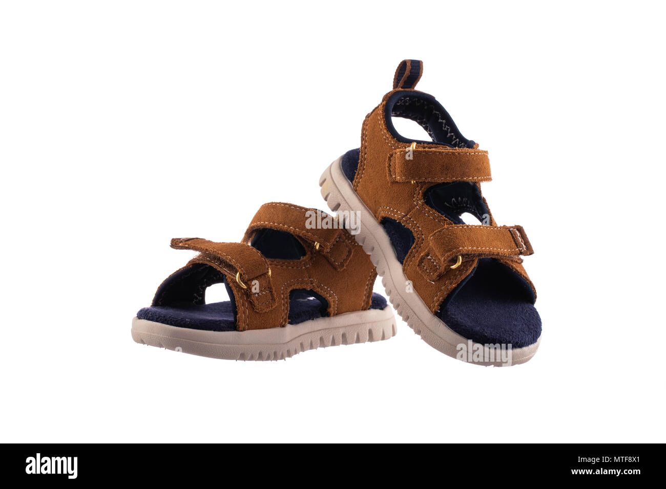 Kinder Leder Sandalen auf weißem Hintergrund. Stockfoto