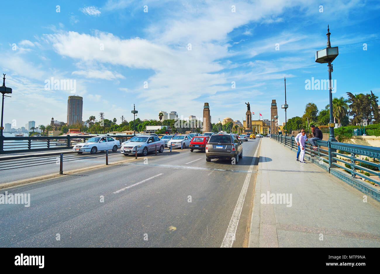 Kairo, Ägypten - Dezember 24, 2017: Der Verkehr auf Qasr el Nil Brücke mit Blick auf Saad Zaghloul Statue, auf gesira Insel am Ende der Br entfernt Stockfoto