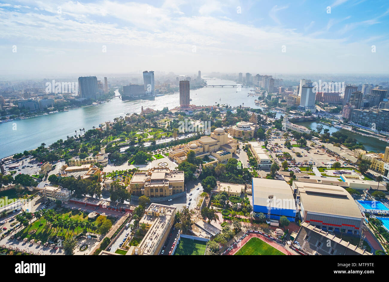 Luftaufnahme der Insel Gezira mit Opernhaus und Museen und die Ufer des Nil mit sehr dichter Bebauung von Kairo und Gizeh, Ägypten. Stockfoto