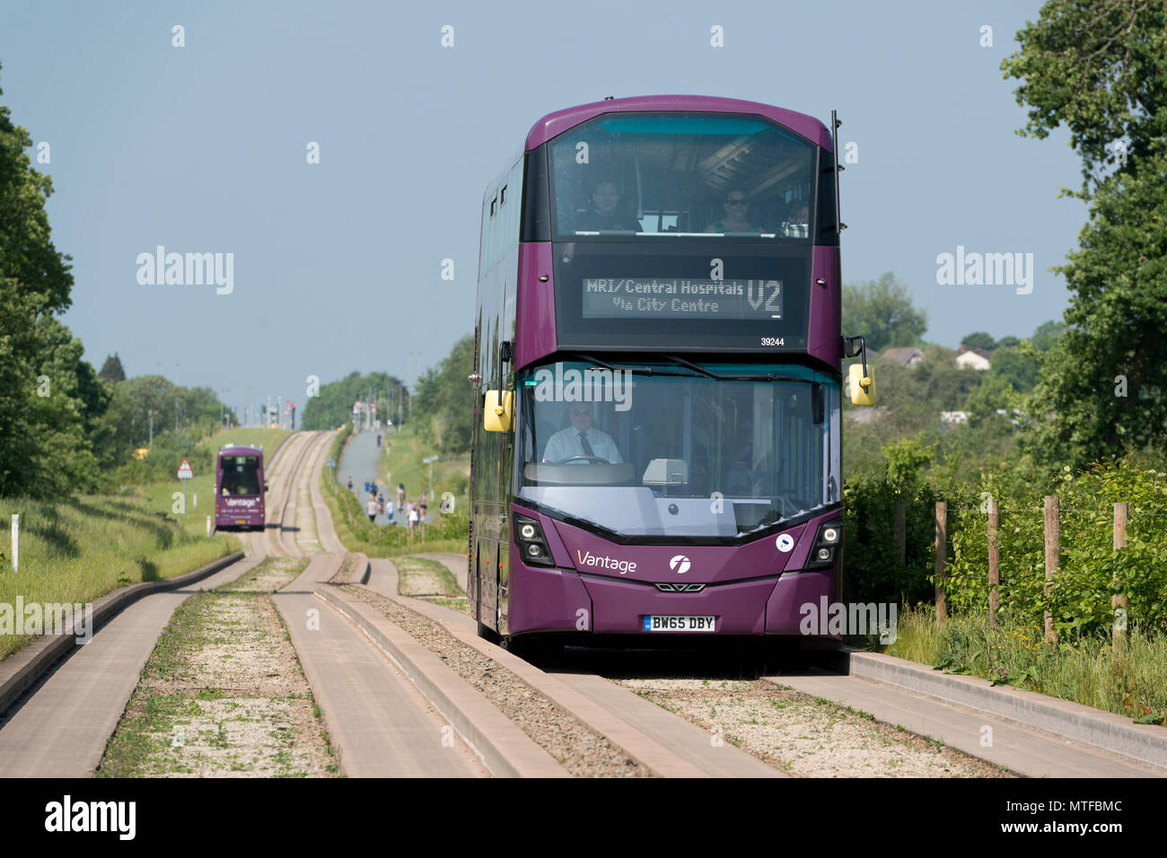 Eine erste Vantage bus fährt die Leigh geführte Busway in Mosley Gemeinsame, Wigan, Greater Manchester. Stockfoto
