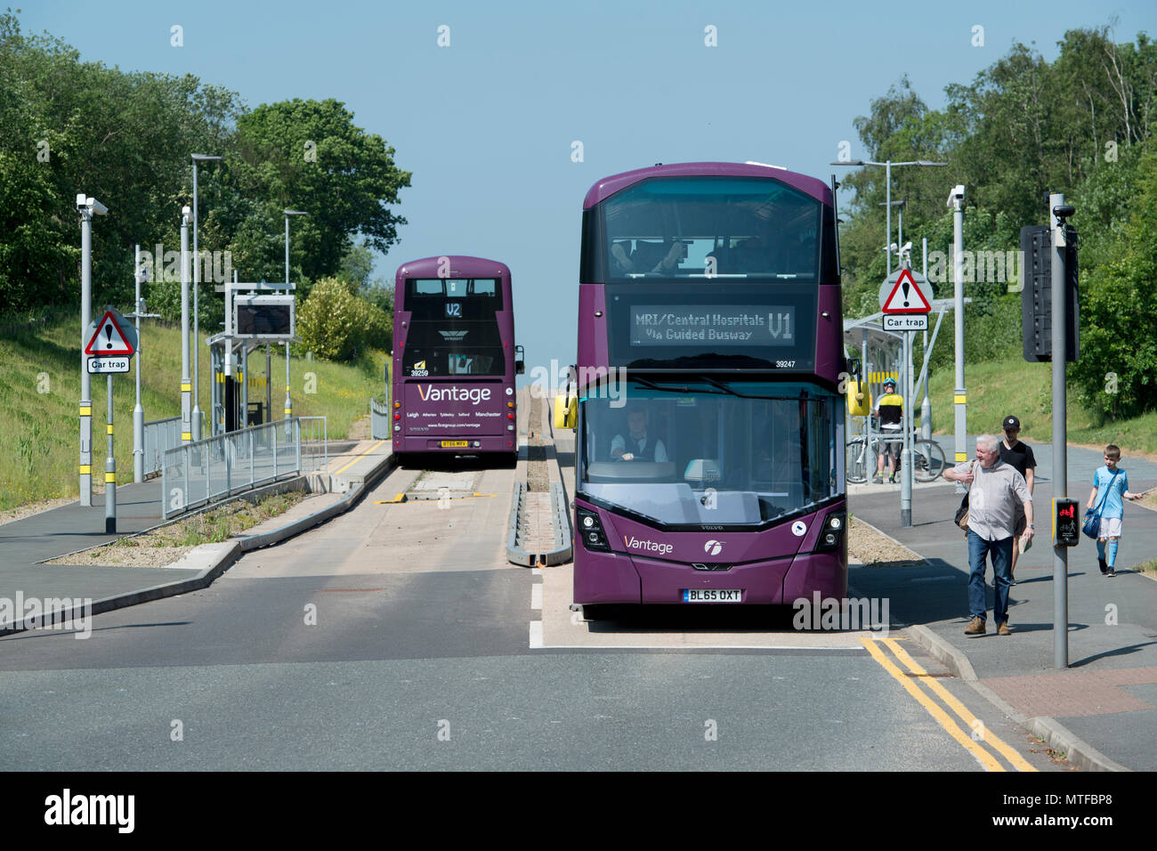 Eine erste Vantage Bus fährt vom Stillstand im Ellenbrook, Teil der Leigh geführte Busway in Worsley, Salford, Greater Manchester. Stockfoto