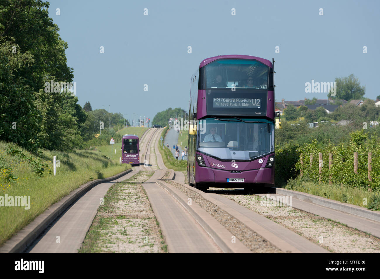 Eine erste Vantage bus fährt die Leigh geführte Busway in Mosley Gemeinsame, Wigan, Greater Manchester. Stockfoto