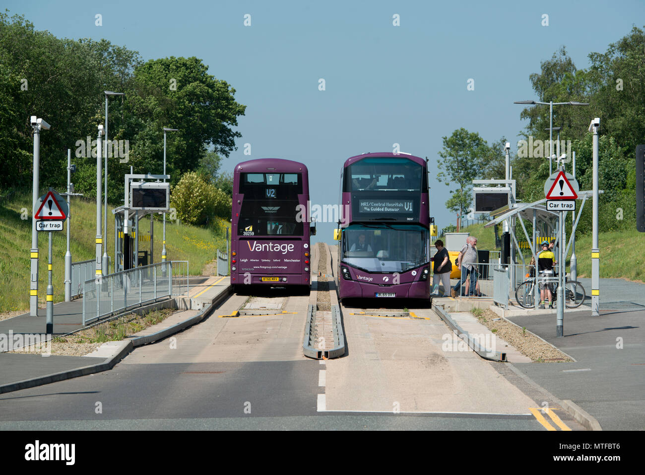 Eine erste Vantage bus sammelt die Passagiere in Ellenbrook auf der Leigh geführte Busway in Worsley, Salford, Greater Manchester. Stockfoto