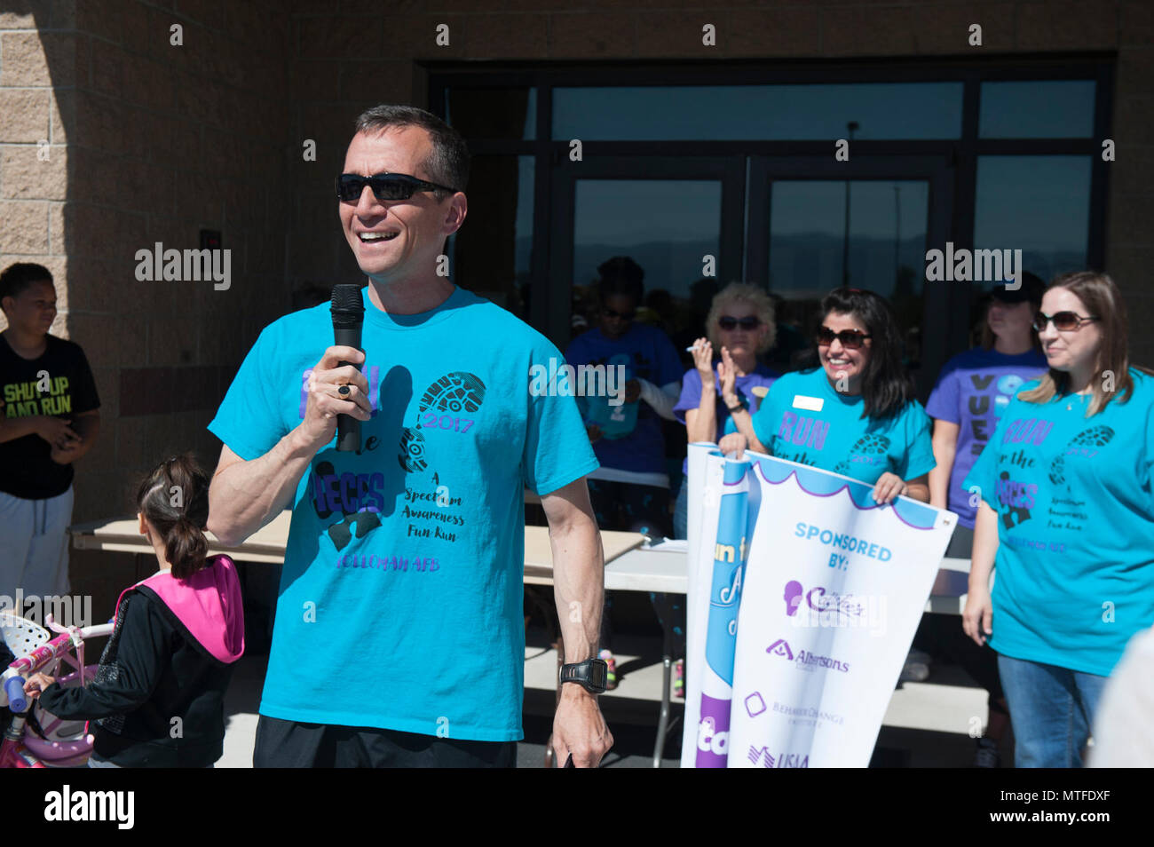 Oberst Houston Cantwell, die 49 Wing Commander, begrüßt die Familie und Freunde des Militärs Kinder Karneval am 22. April 2017 Holloman Air Force Base, NM. Der Karneval folgten dem Lauf für die Stücke, einen Spaß laufen und laufen, das zielt darauf ab, das Bewusstsein für Kinder, die auf dem autistischen Spektrum sind zu erhöhen. Stockfoto