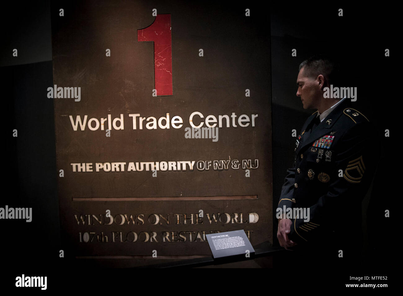 NEW YORK CITY, NY (22. April 2017) - Sgt. 1. Klasse Josua Moeller, nicht der Armee - Offizier des Jahres, besuche und zahlt, in Museum und Gedenkstätte des World Trade Center die vom 11. September Gefallenen zu ehren. Stockfoto