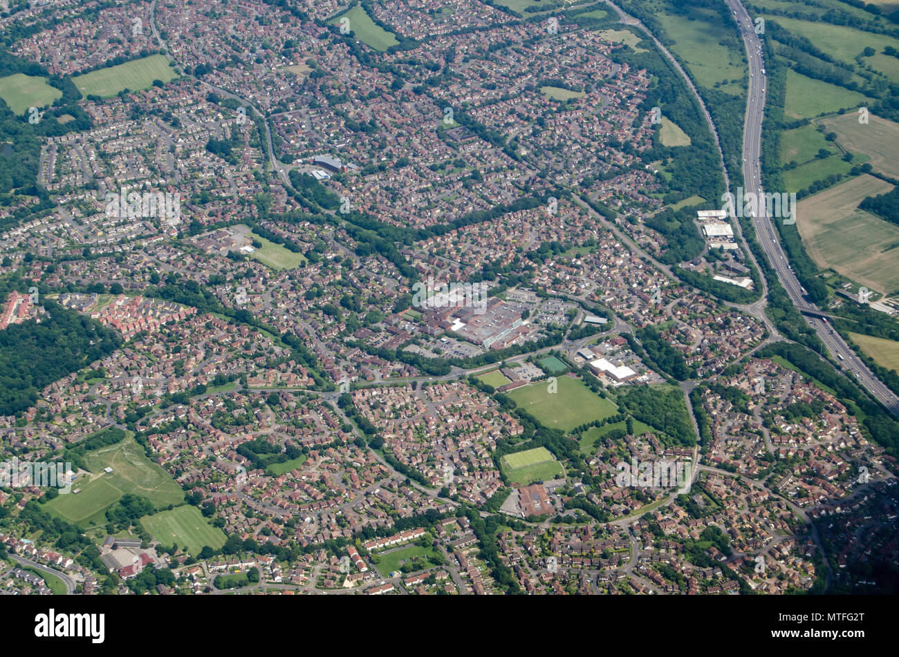 Luftaufnahme der Wohnsiedlungen der Lower Earley in Reading, Berkshire. Vor allem in den letzten Jahrzehnten gebaut, das Gehäuse bietet Wohnungen für Arbeiter und Angestellte Stockfoto