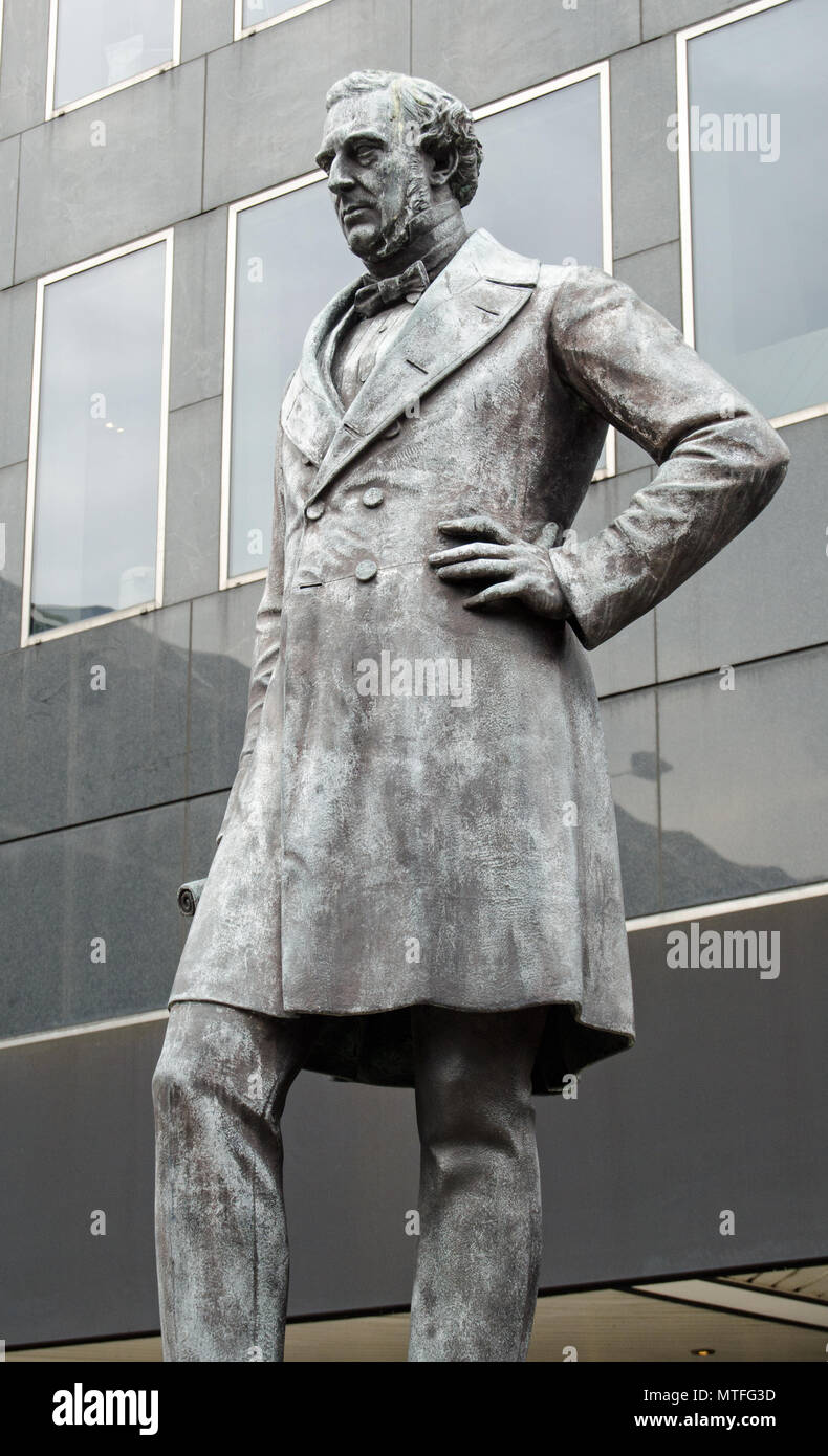 Statue des Viktorianischen Eisenbahningenieur Robert Stevenson auf peramanent öffentliche Anzeige außen Euston Bahnhof in London. In 1 geformt Stockfoto