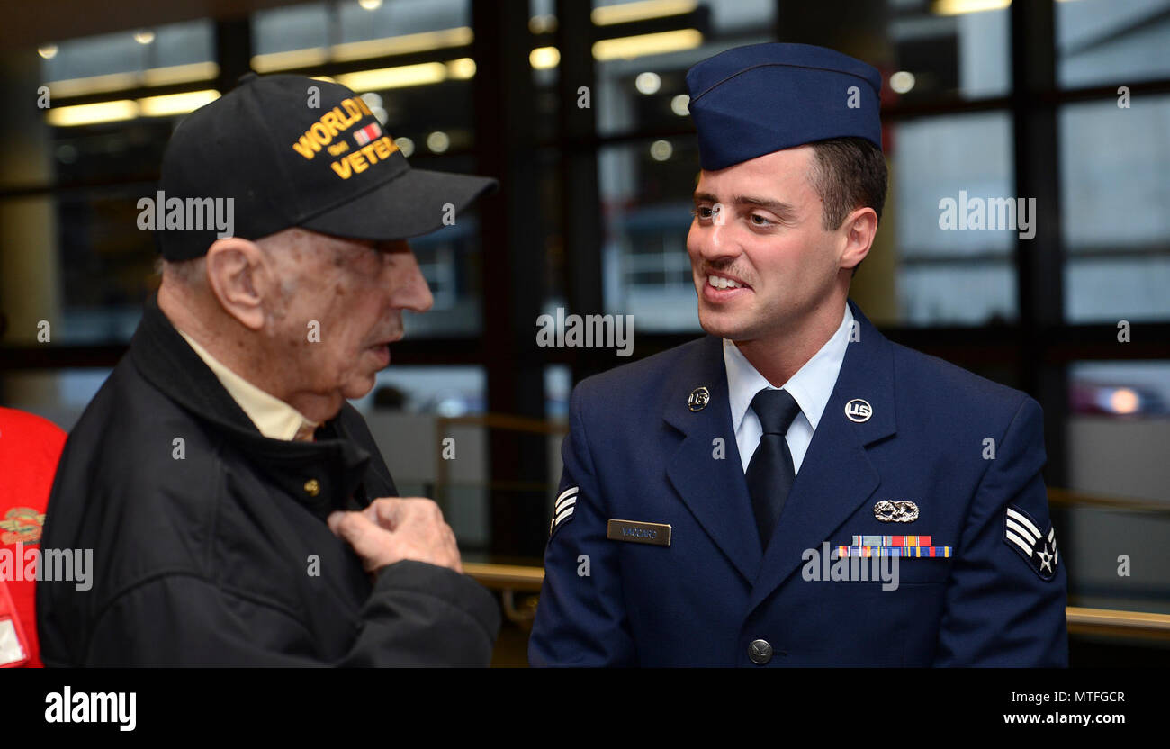 Senior Airman Nino Vaccaro, 62 Maintenance Squadron Antriebe Spezialist für Luft- und Raumfahrt, unterhält eine lokale Weltkriegveteran im Puget Sound Ehre Flug am 24. April 2017, am internationalen Flughafen Seattle-Tacoma Seattle, Washington die Veranstaltung ist eine von vier jährlich durchgeführt vom Puget Sound Ehre Flug, eine gemeinnützige Organisation, die gegründet US-Veteranen zu dienen. Stockfoto