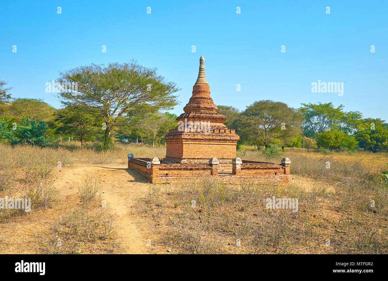 Die staubigen Fußweg führt zum kleinen Stupa, in Bagan archäologische Stätte befindet, Myanmar Stockfoto