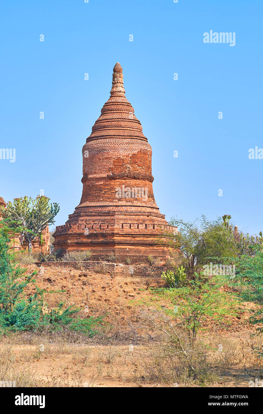 Der Blick auf wunderschöne stellt alte stupain archäologische Stätte Bagan, Myanmar Stockfoto