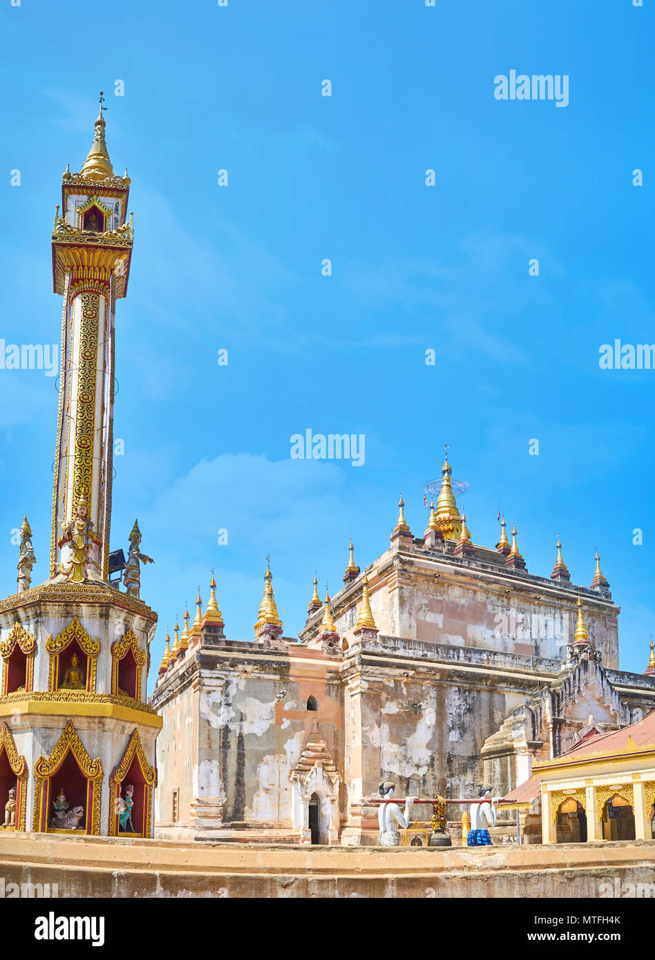 Panorama der Manuha Tempel mit hohen Glockenturm mit bunten geschnitzten Skulpturen, Bagan, Myanmar eingerichtet Stockfoto