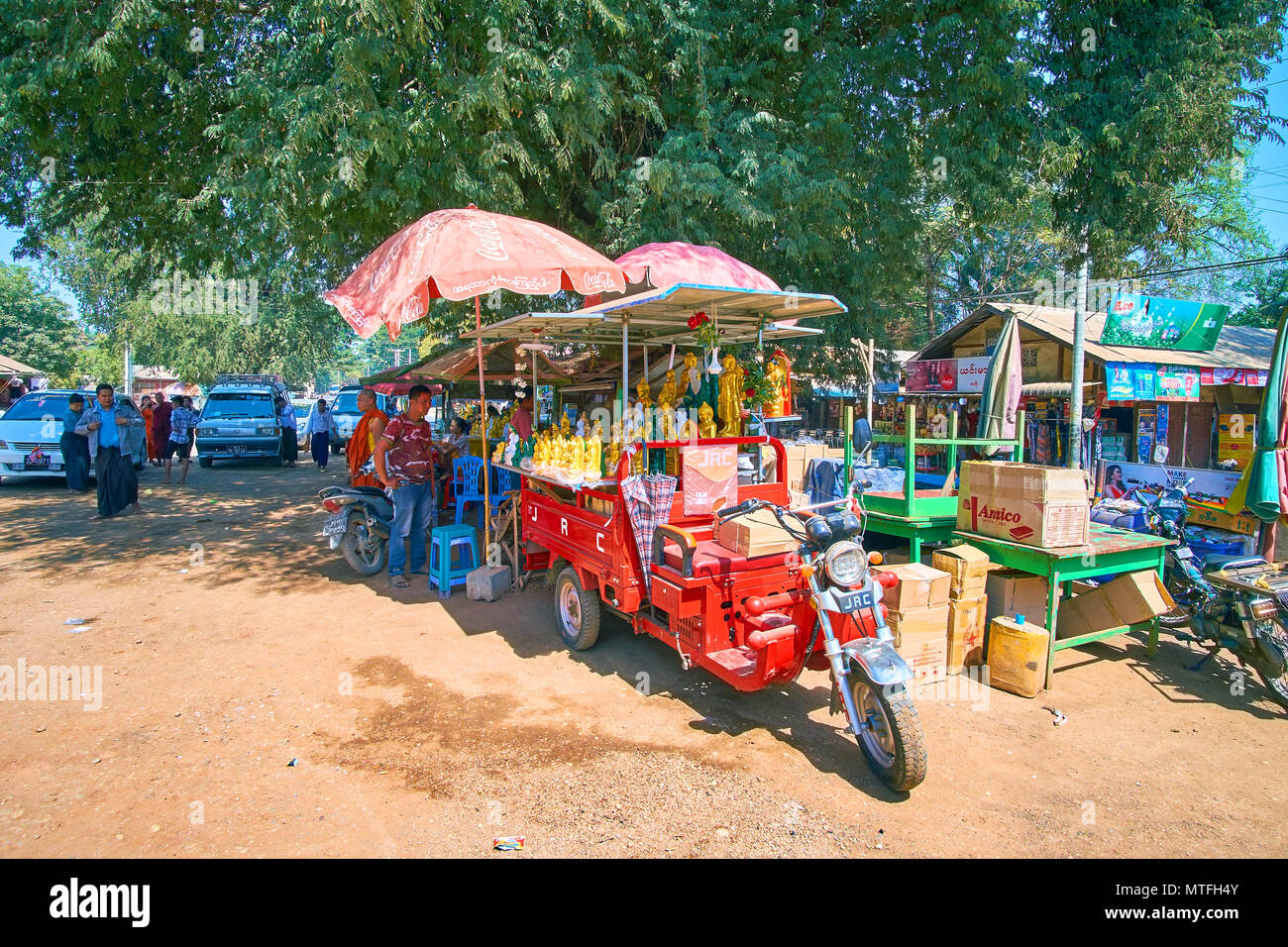 BAGAN, MYANMAR - Februar 24, 2018: Der Markt der alten Bagan bietet zahlreiche vergoldete Skulpturen von Buddha und andere religiöse Gegenstände, am 24. Februar in B Stockfoto