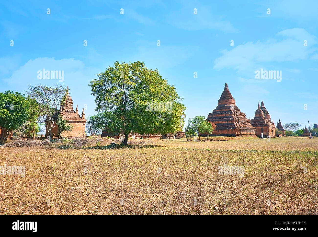 Bagan ist die wichtigste archäologische Stätte in Myanmar mit zahlreichen alten Religion Bauten und malerische Landschaft Stockfoto