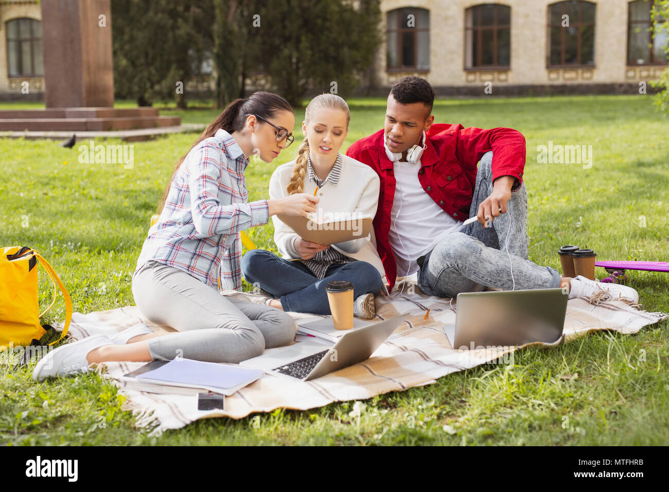 Trio der fleißigen Studenten Gefühl in schweren Projekt eingerückt Stockfoto