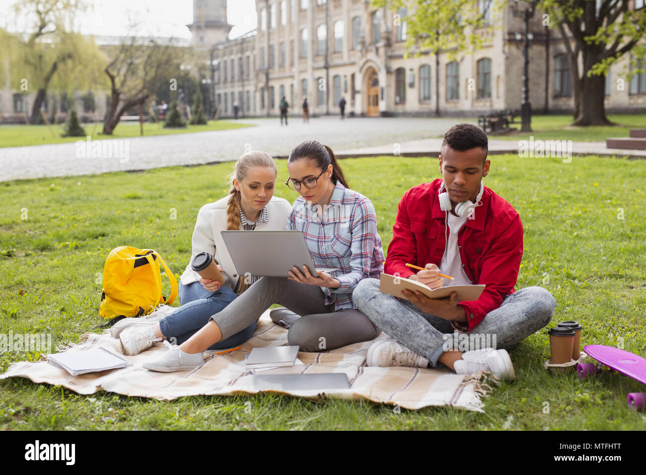Drei Absolventen genießen ihre Freizeit außerhalb Stockfoto