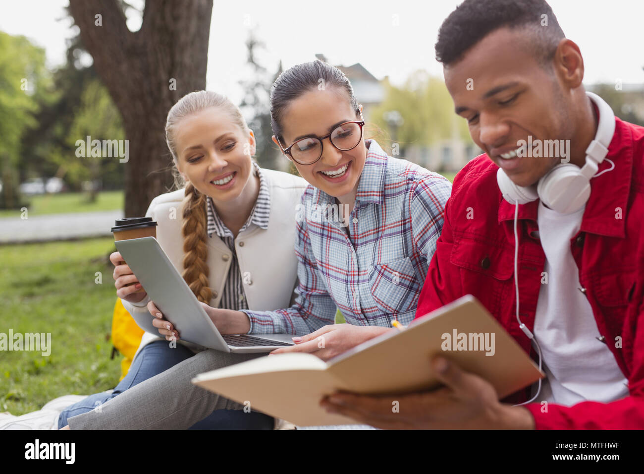 Junge Kolleginnen und Kollegen teilen seiner stellt mit
