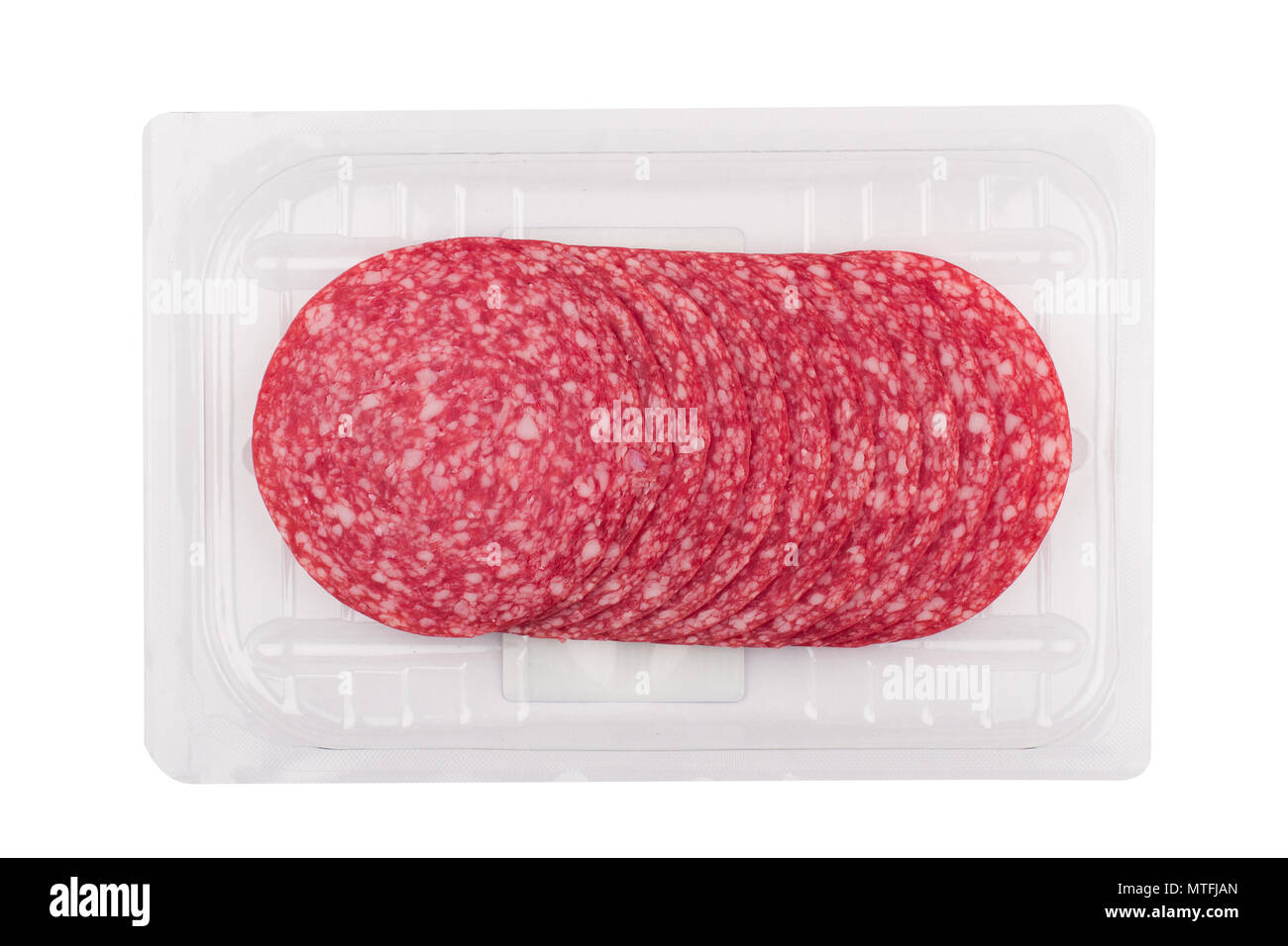 Draufsicht der geräucherte Salami Wurst Scheiben in transparenten Kunststoff Vakuumverpackung isoliert auf weißem Hintergrund Stockfoto