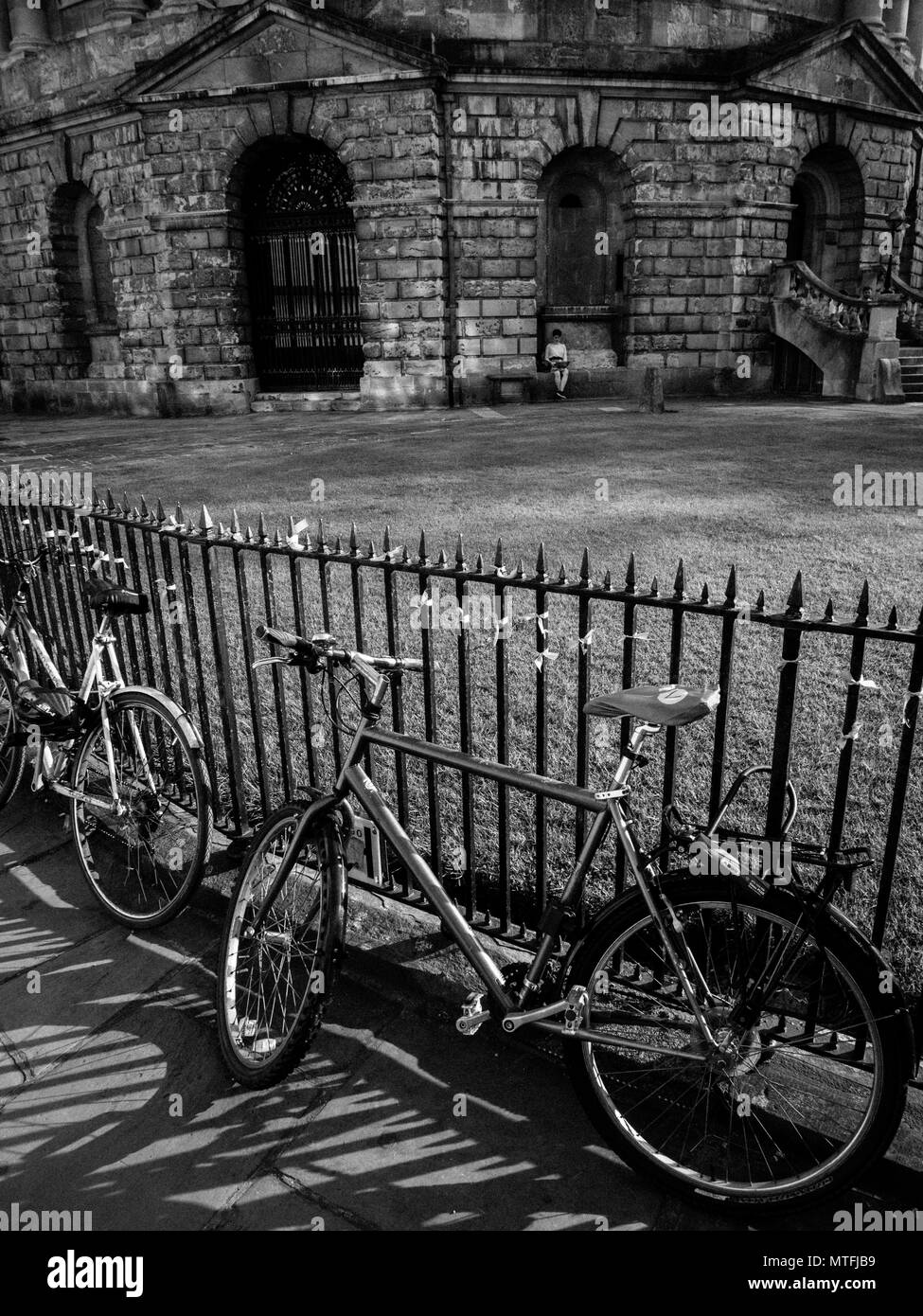 Fahrräder auf Geländer außerhalb Radcliffe Camera, Universität Oxford, Oxford, Oxfordshire, England, UK, GB. Stockfoto