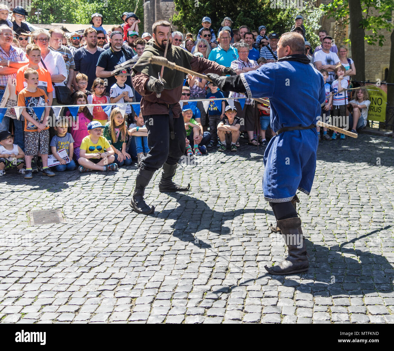 Ritter Mit Schwert In Der Braunen Bauch Und Bauer Mit Heugabel In Der Blauen Jacke Durchfuhren Eine Ausstellung Kampf Vor Dem Publikum Auf Der Mittelalterlichen Festiva Stockfotografie Alamy