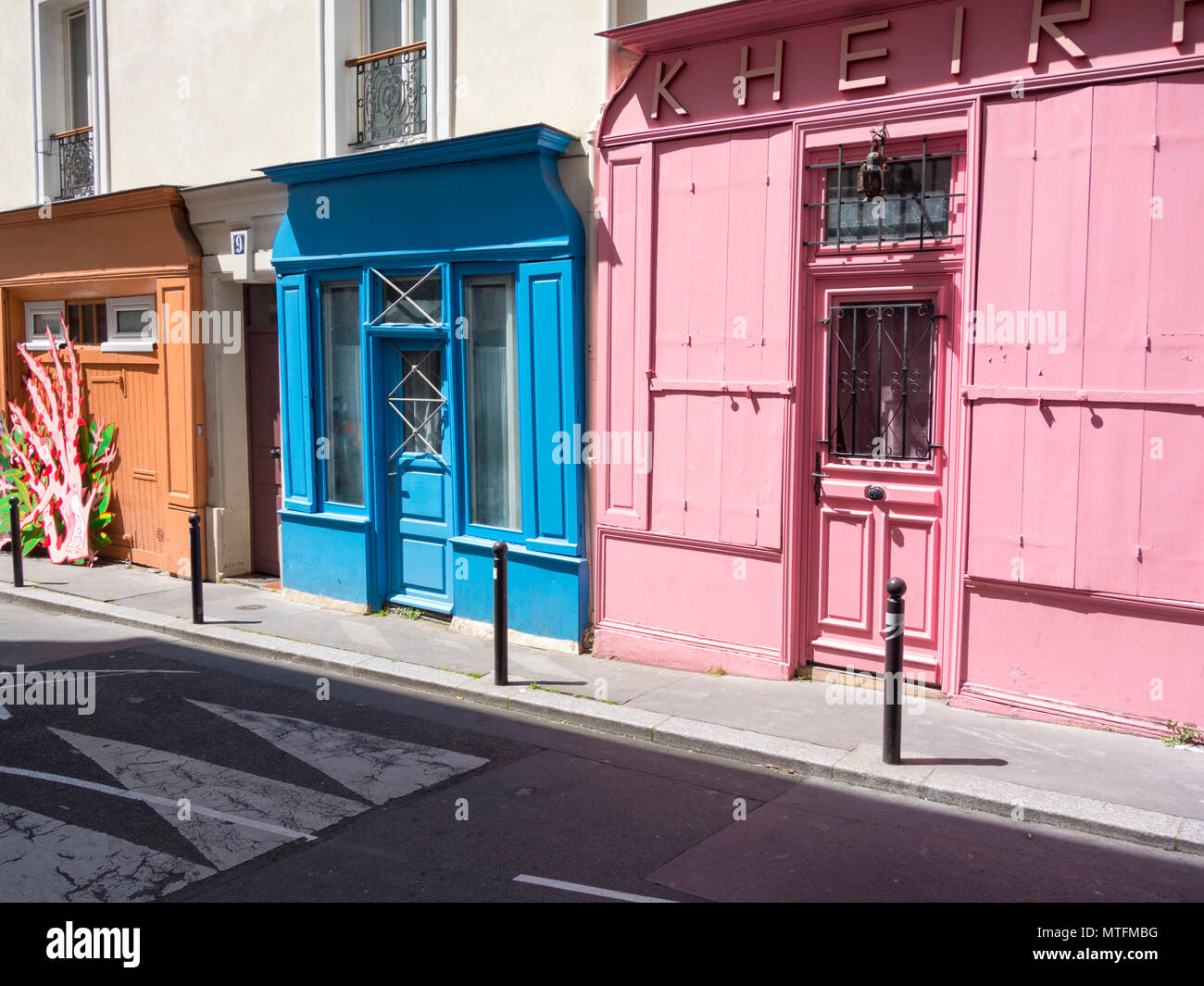 Bunte Store Fronten in der rue St-Marthe, 10e arrondissement, Paris. Die sainte-marthe Viertel, einer der ältesten der Stadt, ist bekannt für seine thrivin Stockfoto