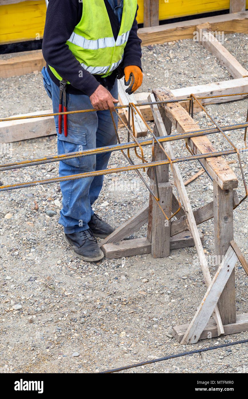 Die Verstärkung aus Metall Rahmen für Beton gießt. Stahl Riegel arbeiten. Stockfoto