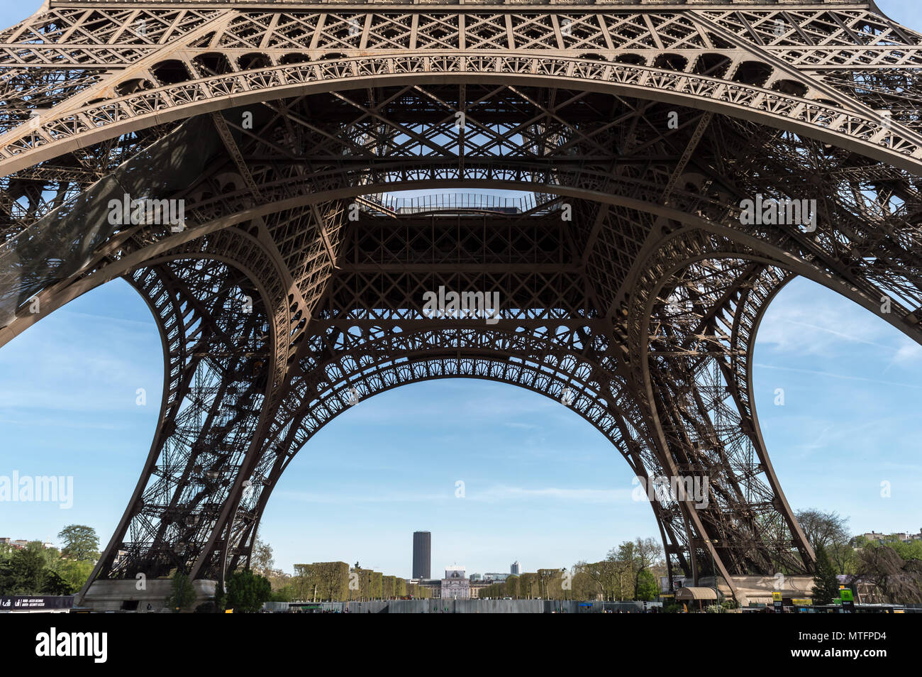 Blick von der Unterseite des Eiffelturms auf einem klaren Frühlings