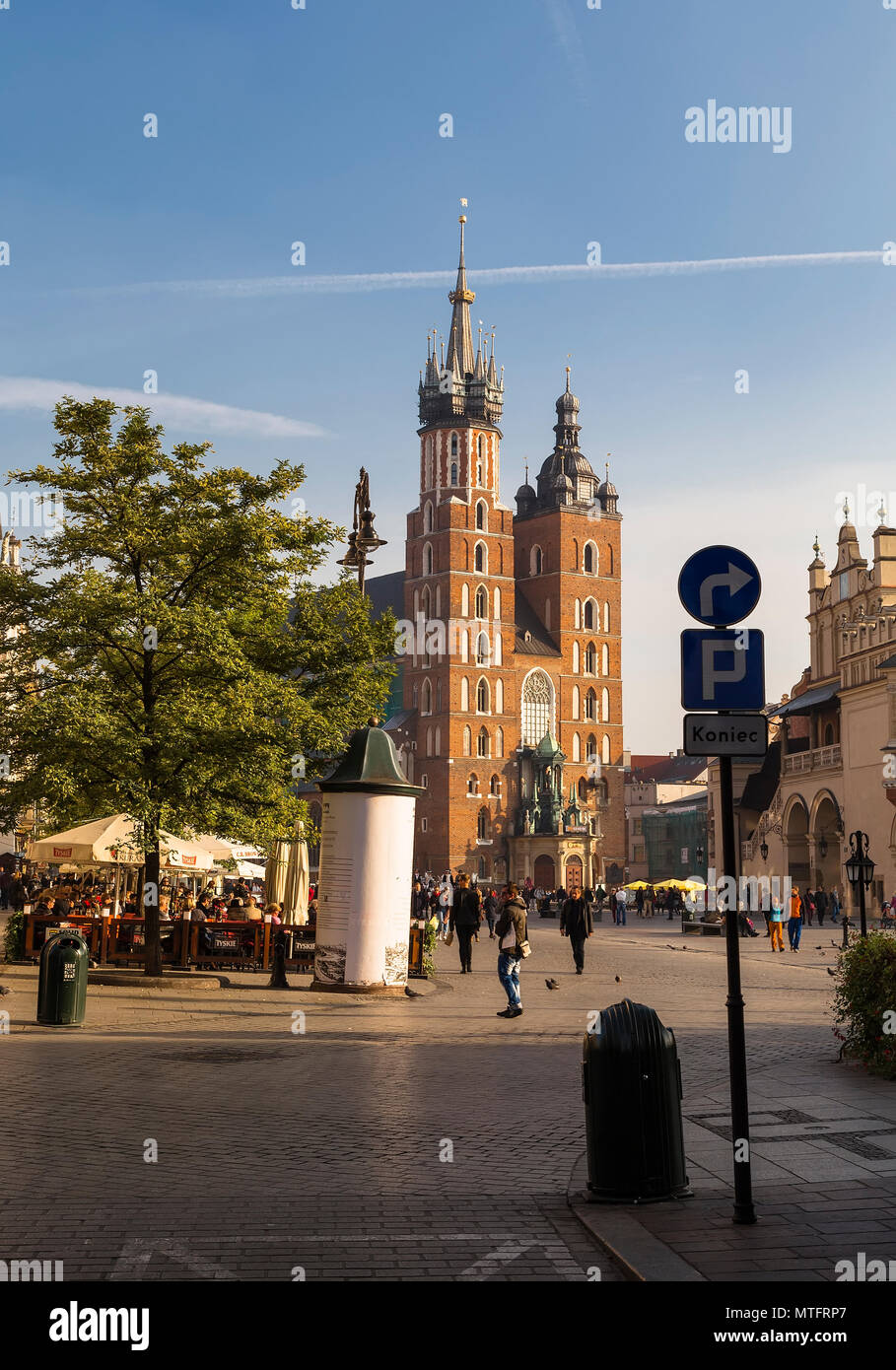Krakau, Polen - 30. Oktober: Marktplatz und St. Mary's Church in Krakau am 30. Oktober 2015. Polen Stockfoto