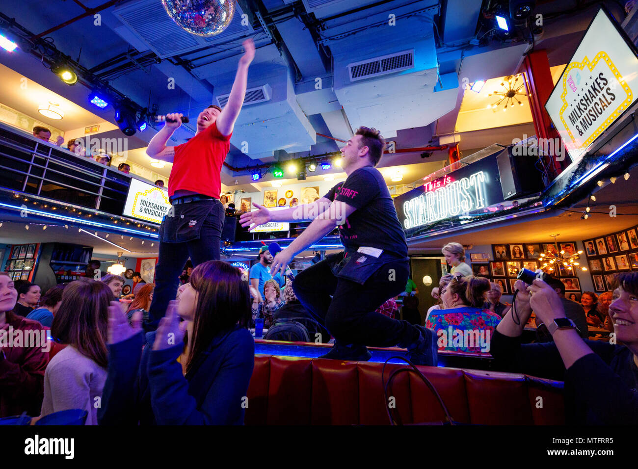 Kellner performing Songs aus Musicals in Ellens Stardust Diner Restaurant, während Diners auf, Broadway, New York City, USA Stockfoto