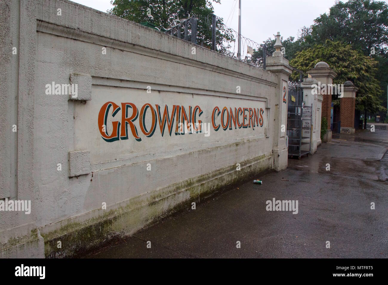Außerhalb Zeichen für wachsende Bedenken, ein Gartencenter in Bogen, Wick Lane, Tower Hamlets, East London Stockfoto