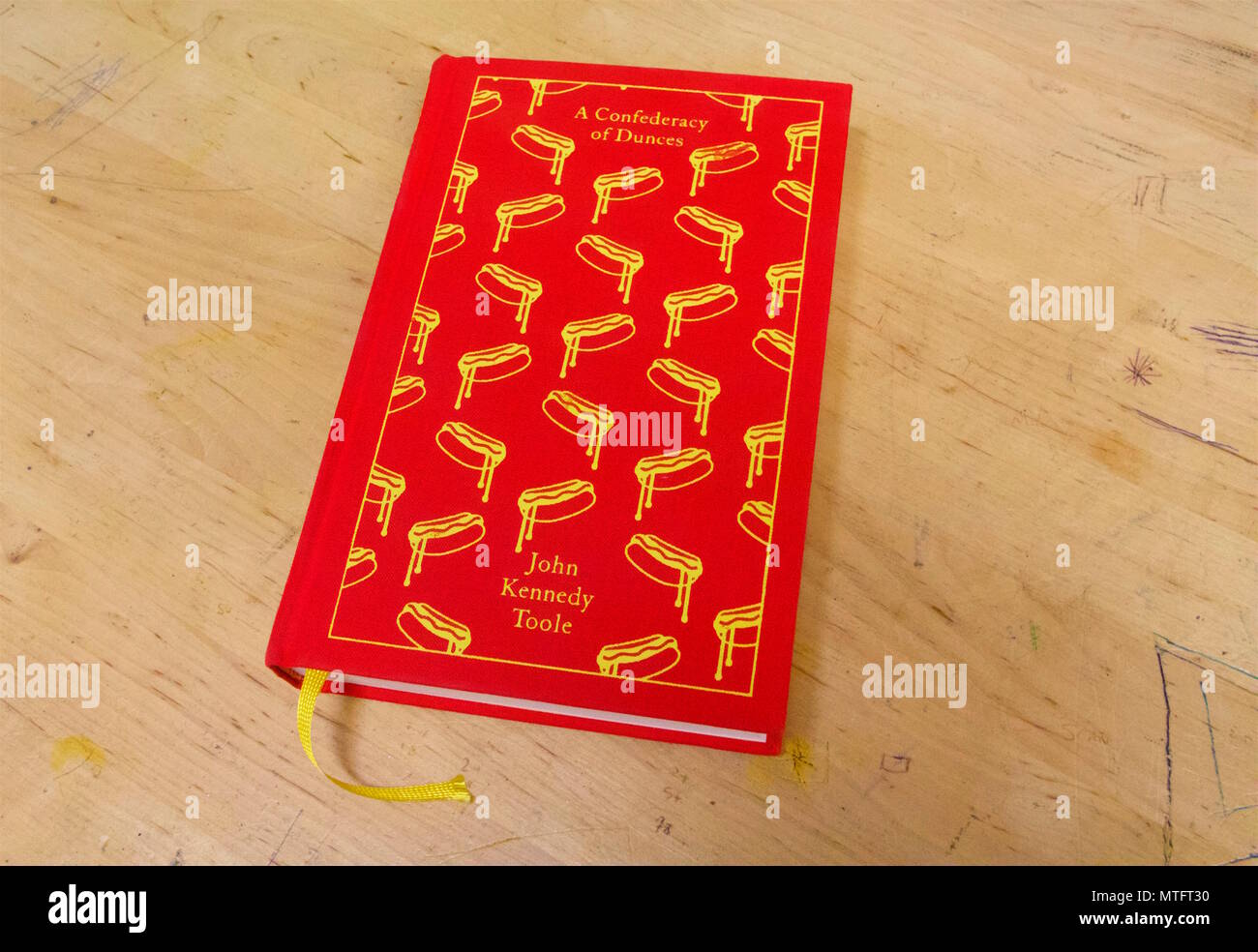Eine Konföderation der Hohlköpfe, rot Hardcover Form auf einem Schreibtisch, ist ein schelmenroman von amerikanischen Romancier John Kennedy Toole Stockfoto