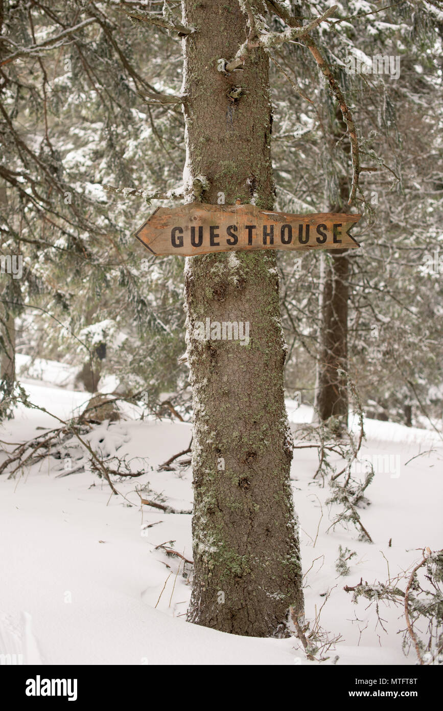 Holzschild mit schwarzen Buchstaben text Guesthouse Stockfoto