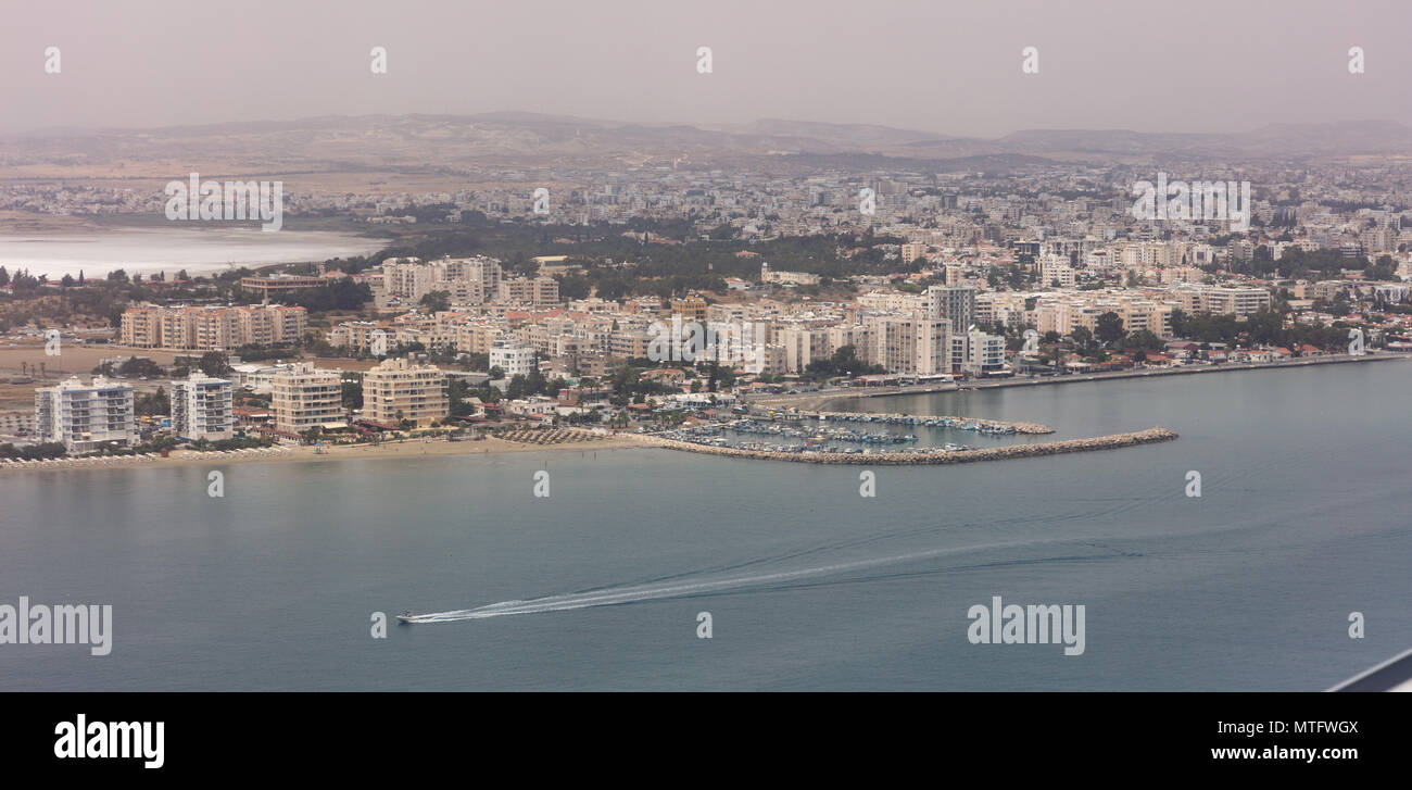 Zypern, Larnaca Luftaufnahme im Sommer. Mehrstöckige Gebäude direkt am Meer, Sandstrand, blaues Meer und Himmel Stockfoto