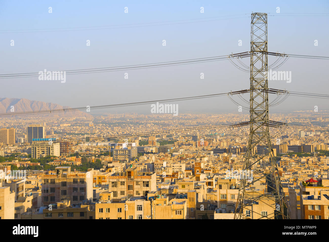 Skyline von Teheran mit elektrischen Post im Vordergrund. Iran Stockfoto