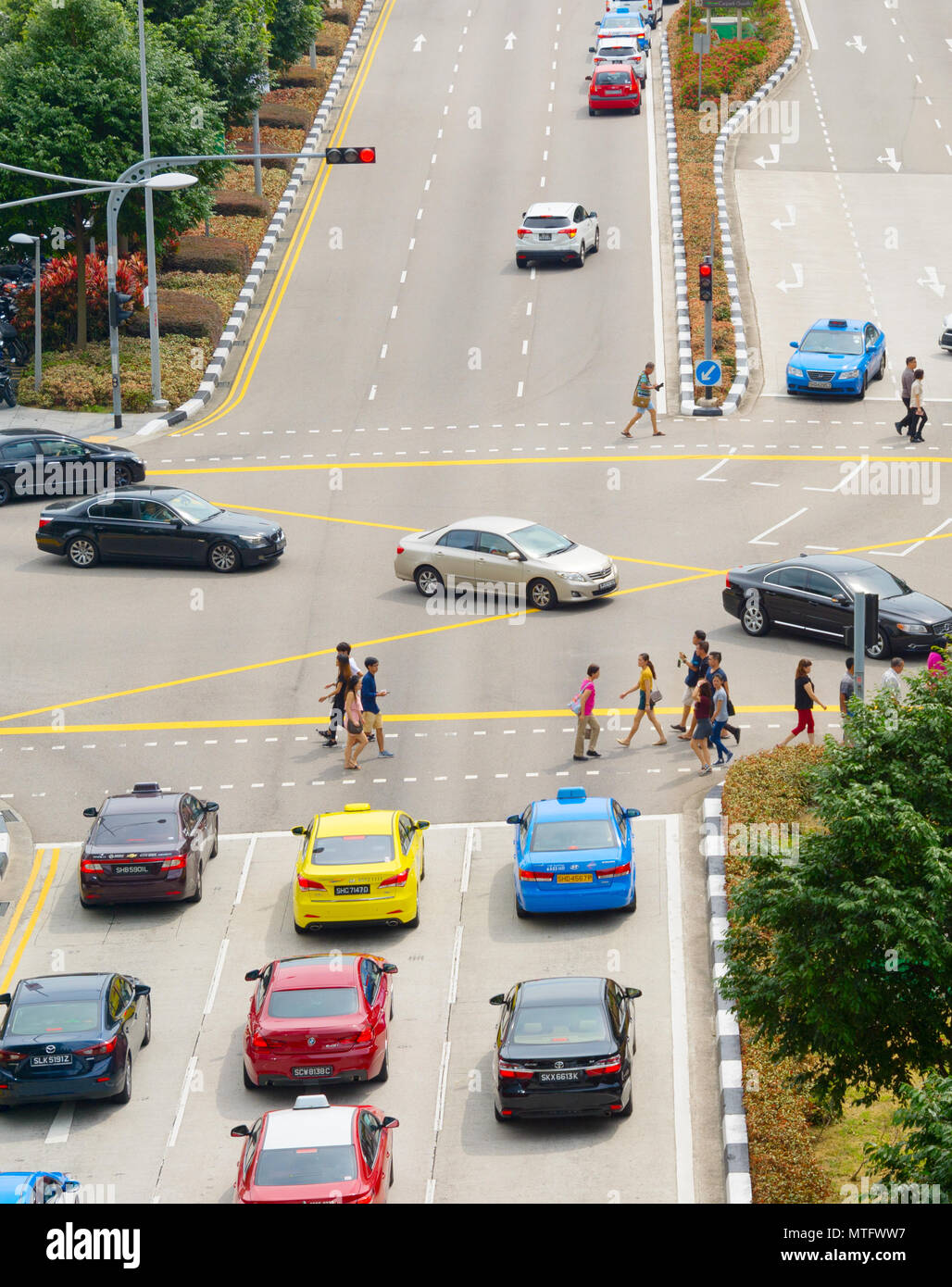 Singapur - 18.Februar 2017: die Menschen Überqueren einer Straße in Singapur. Singapur ist ein wesentlichen finanziellen, geschäftlichen und kulturellen Stadt in Südostasien Stockfoto