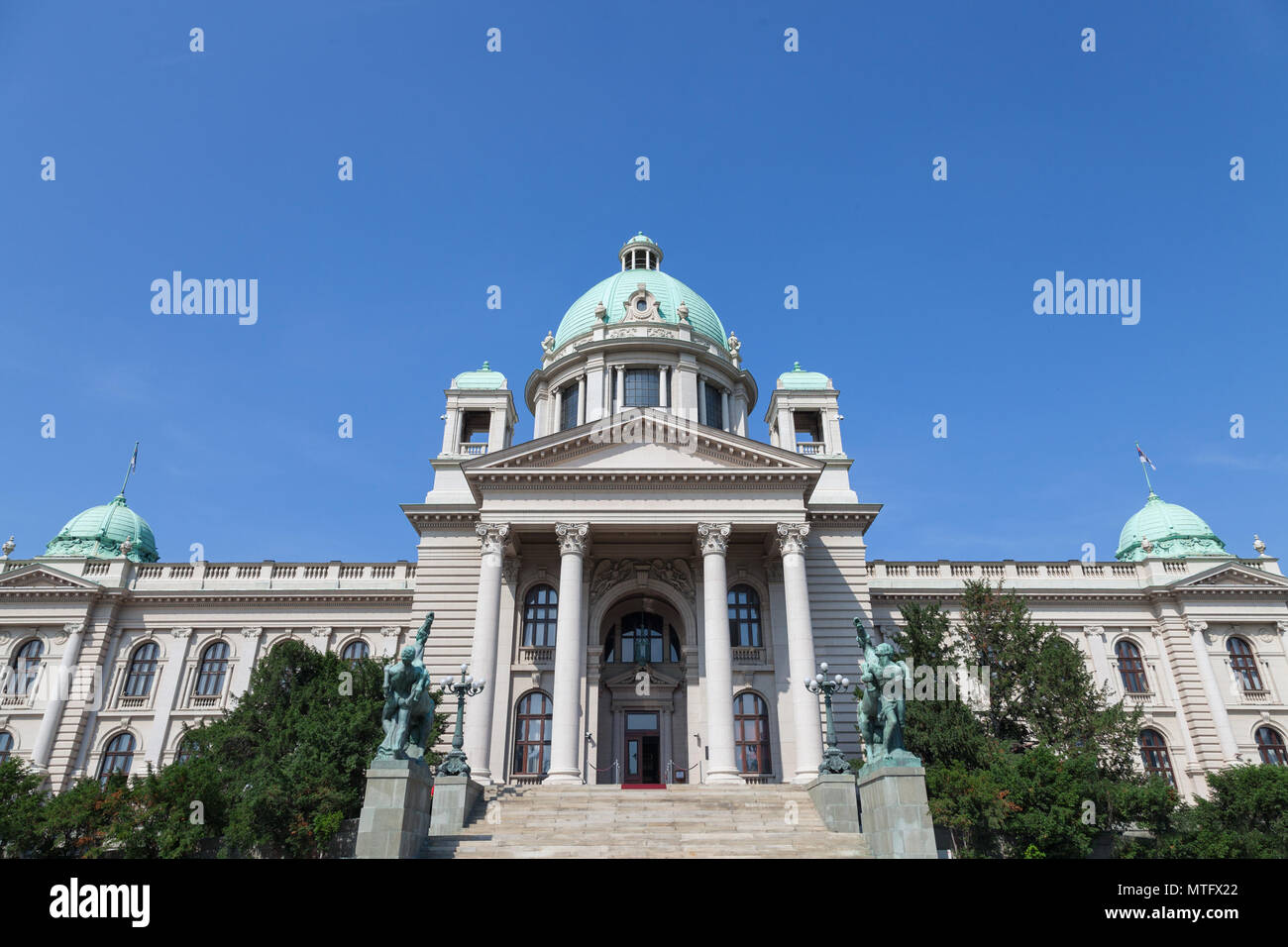 Haupteingang der Nationalversammlung der Republik Serbien in Belgrad. Auch als Narodna Skupstina bekannt, so ist der Sitz der Nationalversammlung Stockfoto