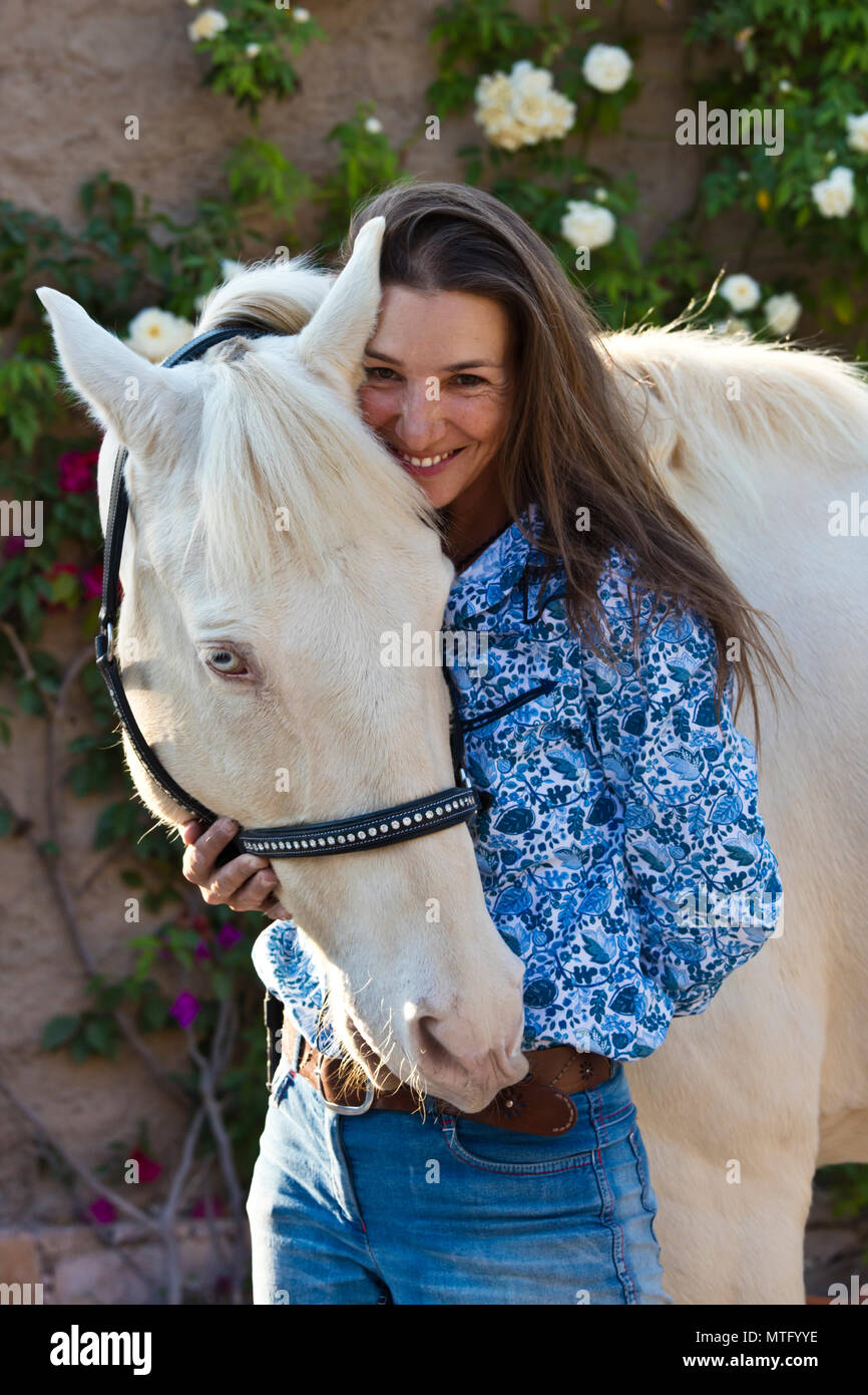 Katja Smith mit einer seltenen weißen Pferd bei Granitas de Animas Ranch - San Miguel de Allende, Mexiko Stockfoto