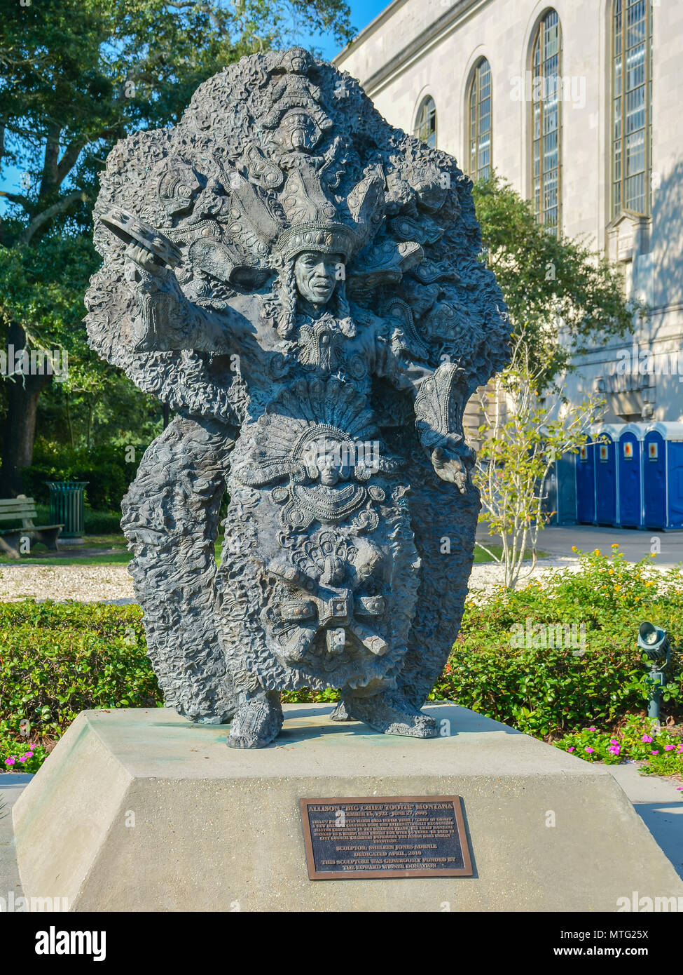 New Orleans, LA. Statue, Allison "Big Chief Tootie' Montana, ein New Orleans kulturelle Ikone, die als die Mardi Gras Indian Chief der Häuptlinge" gehandelt. Stockfoto