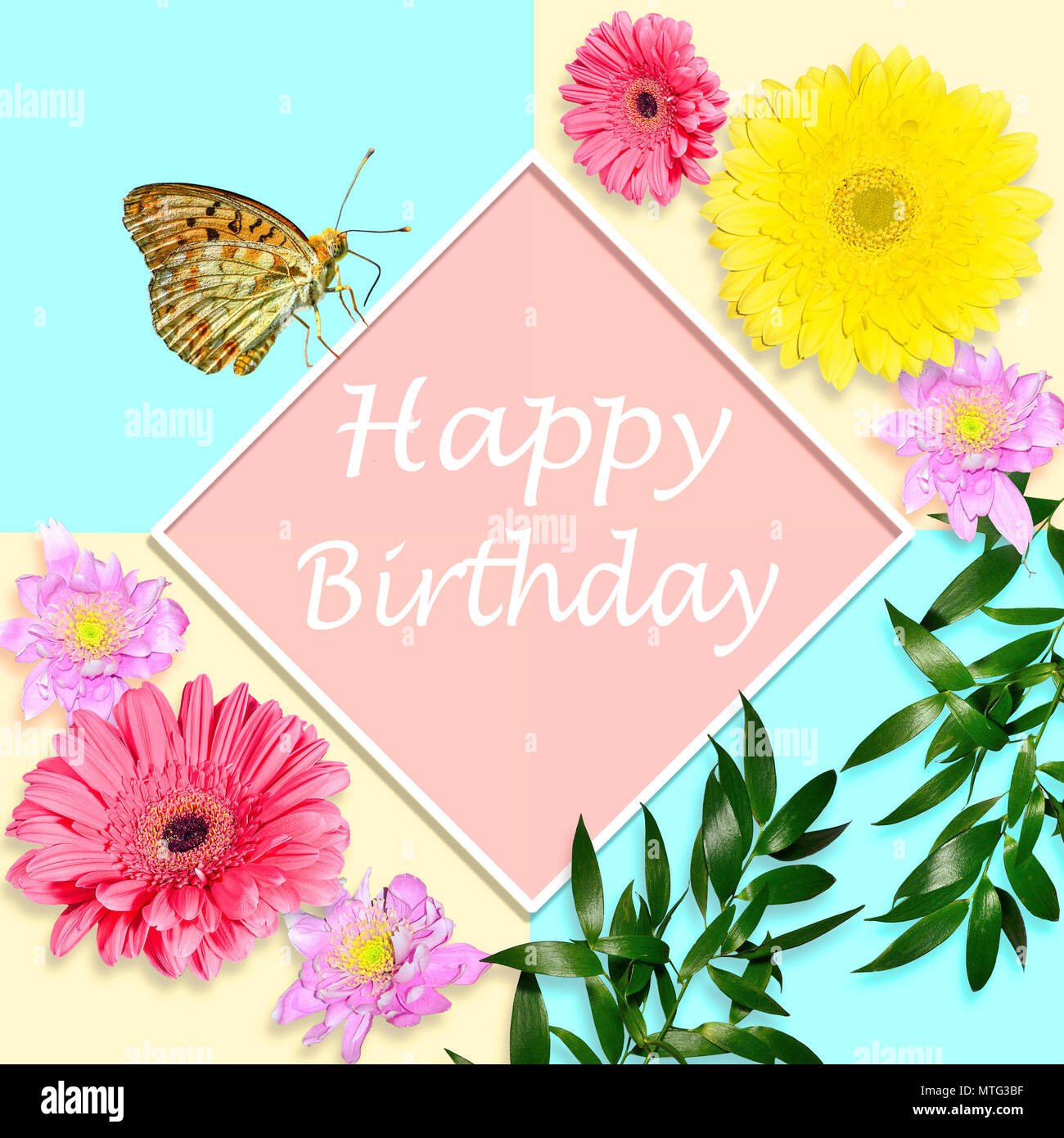 Happy birthday hell Grußkarte Konzept mit Gerbera Blumen, Chrysanthemen und Schmetterling sitzt auf der Rautenförmigen weißen Rahmen auf geometrischen Ba Stockfoto