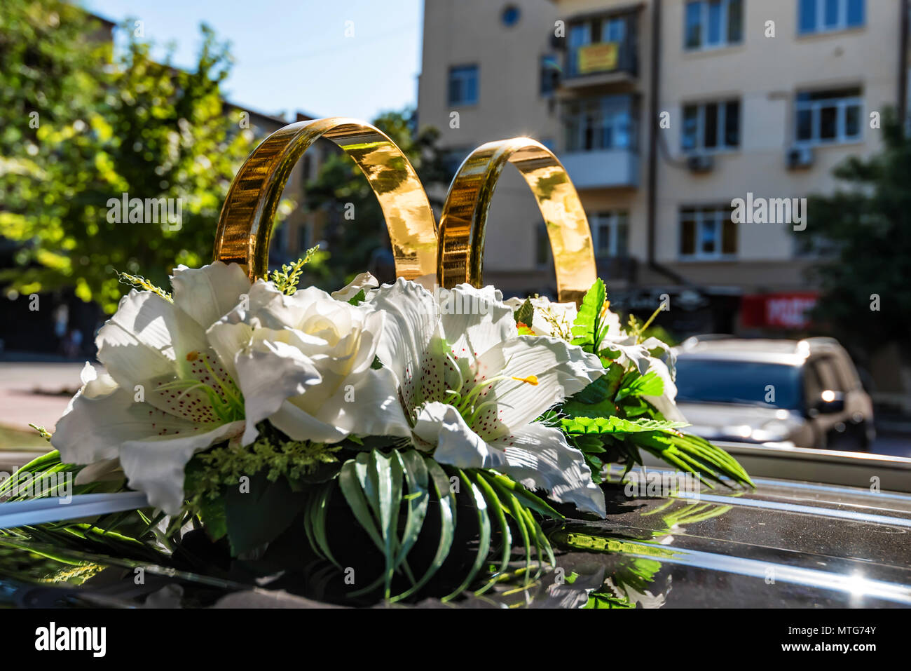 Hochzeit Auto Dekoration von Ringen und Blumen Stockfotografie - Alamy