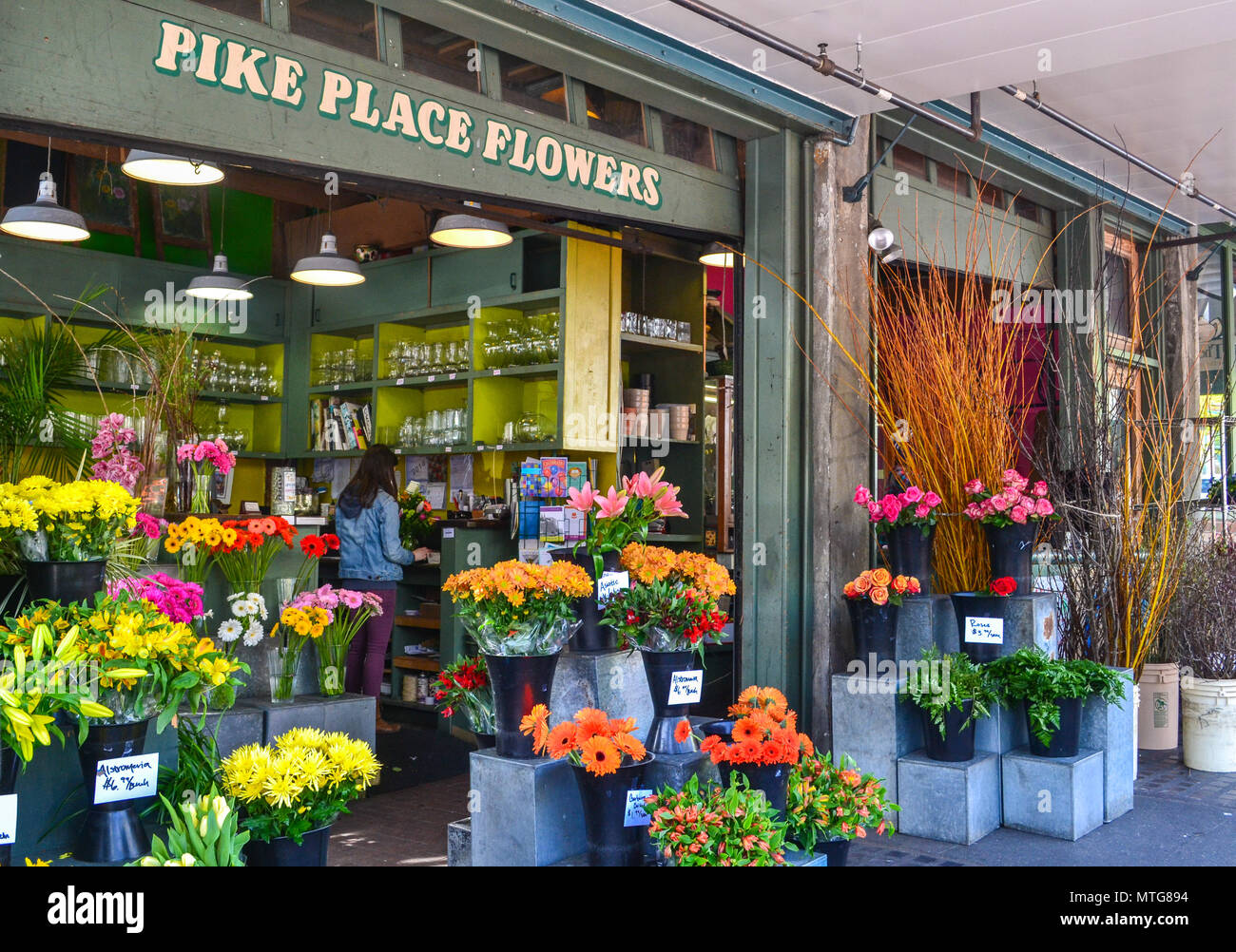 Pikes Place Blumen in Unternehmen - ein Schaufenster in der Innenstadt von Seattle, Washington, USA Stockfoto