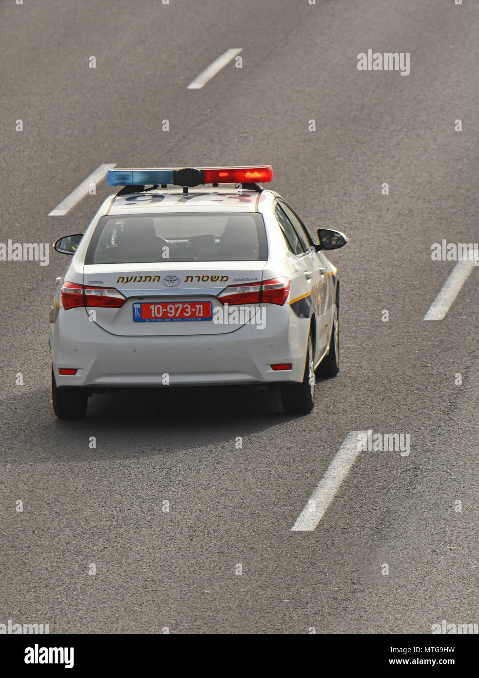 Polilce Auto auf Landstraße, Israel Stockfoto