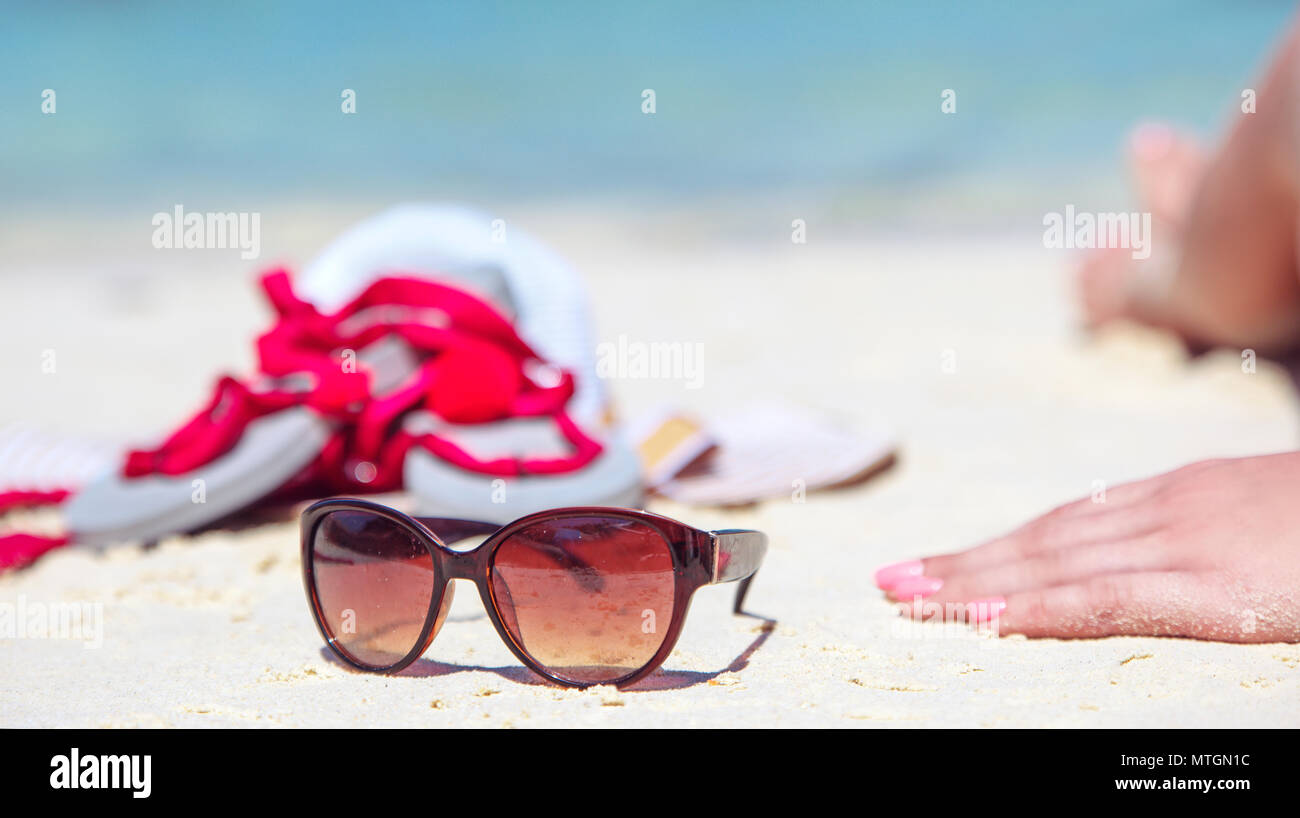 Sommer Accessoires - Sonnenbrillen, weißer Strand und Tropical View Stockfoto