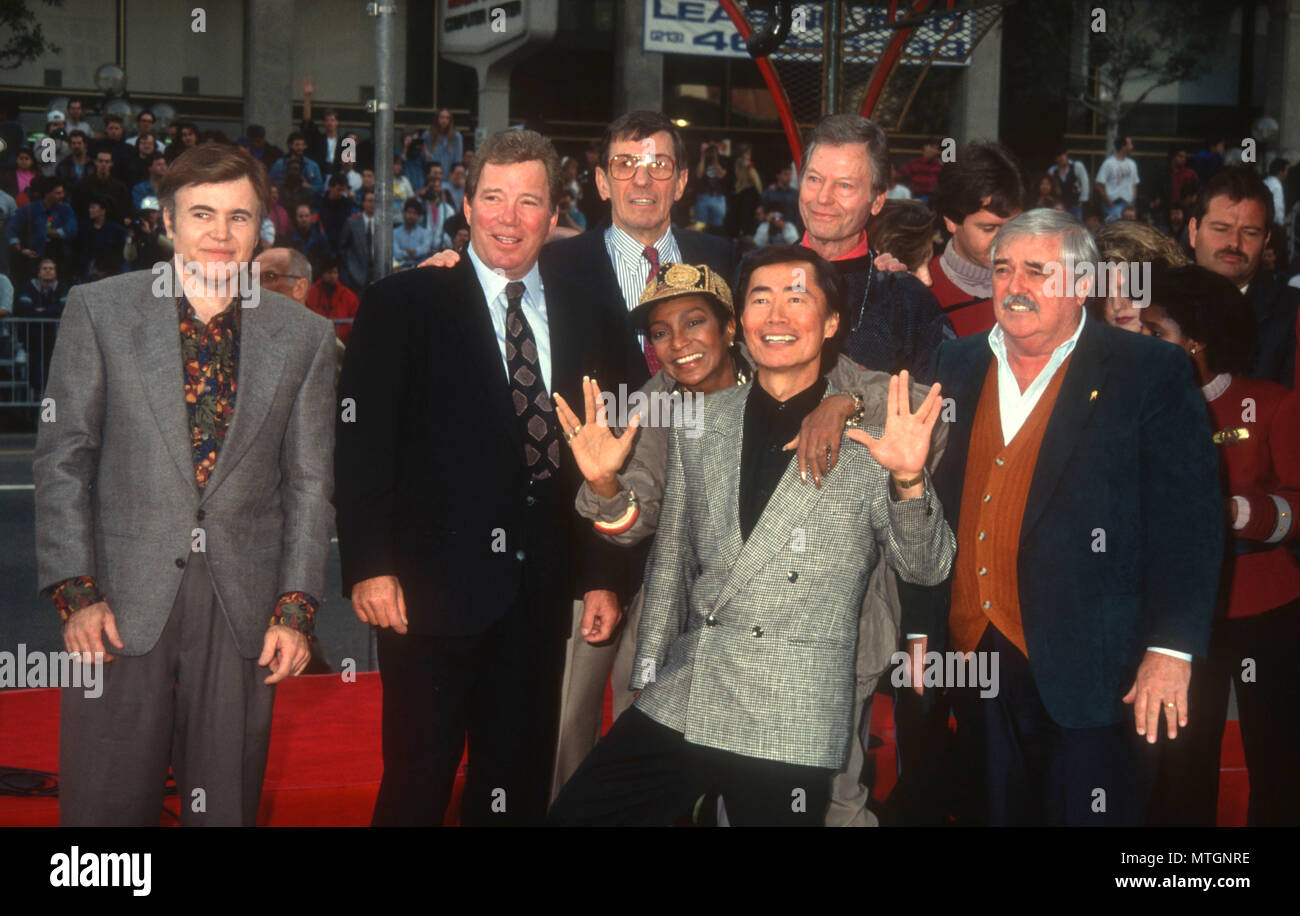 HOLLLYWOOD, CA - 12. Juni: (L-R) Schauspieler Walter Koenig, William Shatner, Leonard Nimoy, Nichelle Nichols, George Takei, DeForest Kelley und James Doohan nehmen an der von 'Star Trek' Hand und Fußabdruck Zeremonie am 12. Juni 1991 im Mann's Chinese Theater in Holllywood, Kalifornien. Foto von Barry King/Alamy Stock Foto Stockfoto