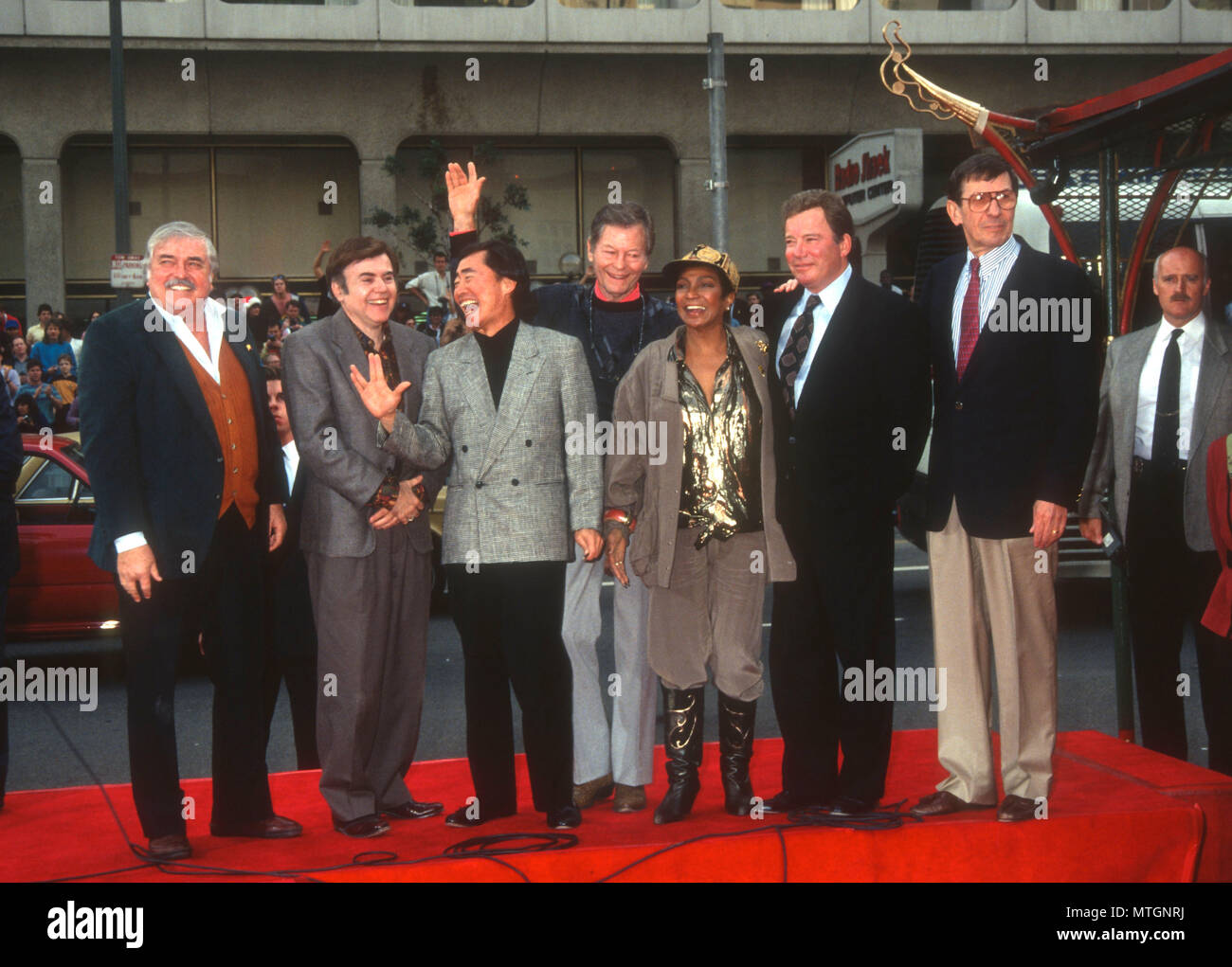 HOLLLYWOOD, CA - 12. Juni: (L-R) Schauspieler James Doohan, Walter Koenig, George Takei, DeForest Kelley, Nichelle Nichols, William Shatner und Leonard Nimoy nehmen an der von 'Star Trek' Hand und Fußabdruck Zeremonie am 12. Juni 1991 im Mann's Chinese Theater in Holllywood, Kalifornien. Foto von Barry King/Alamy Stock Foto Stockfoto